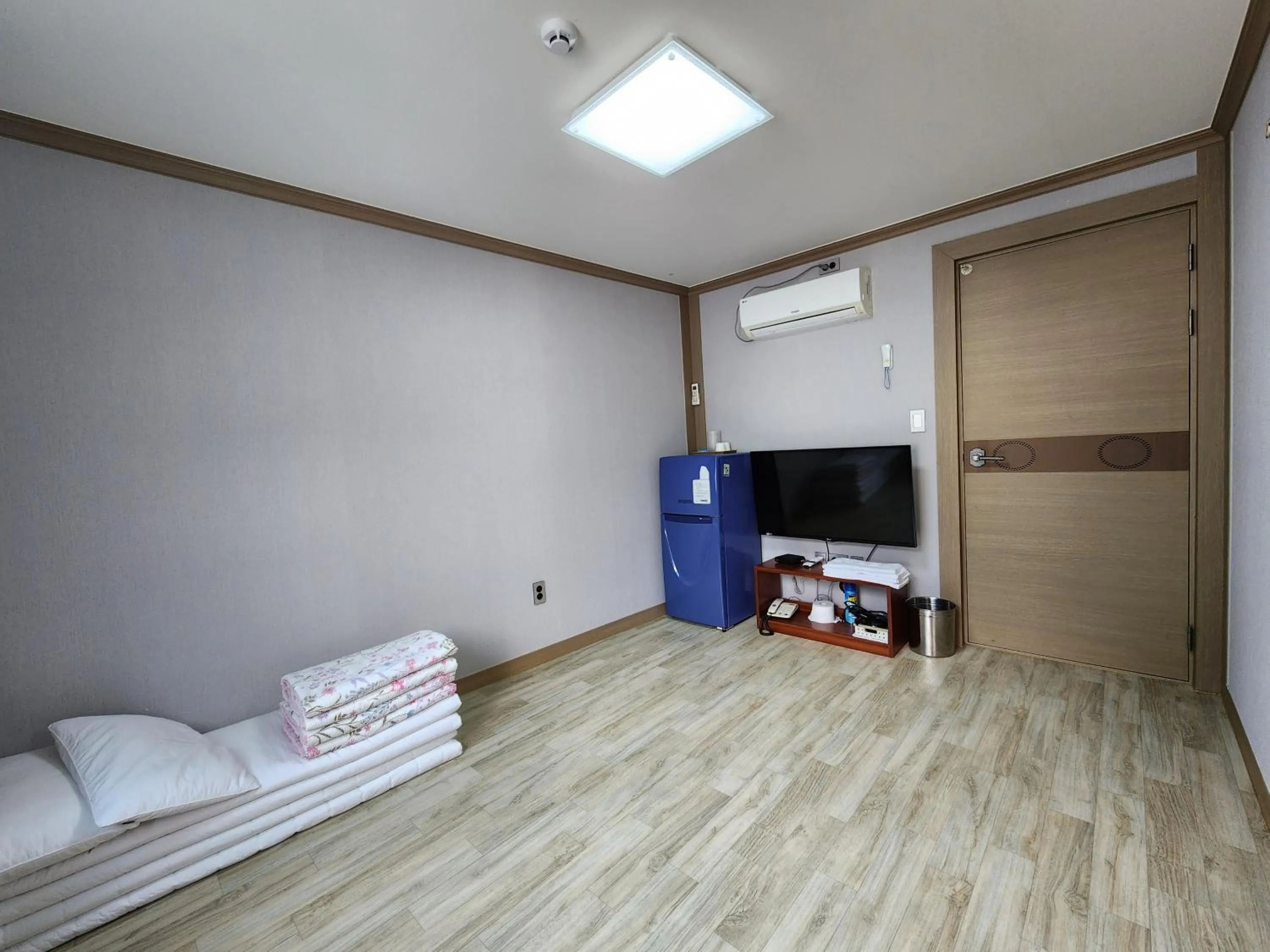 Photo of the whole room in e comfy Hotel