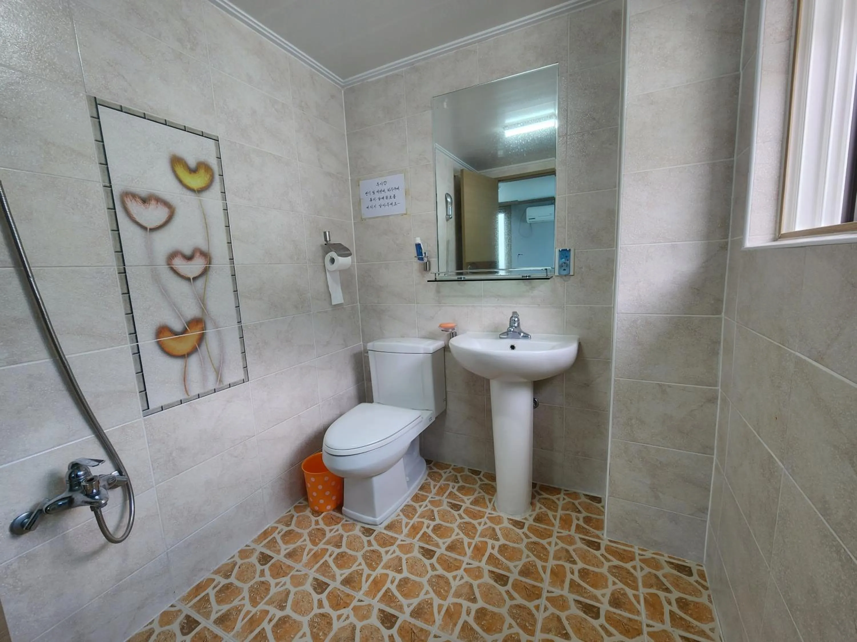 Toilet in e comfy Hotel