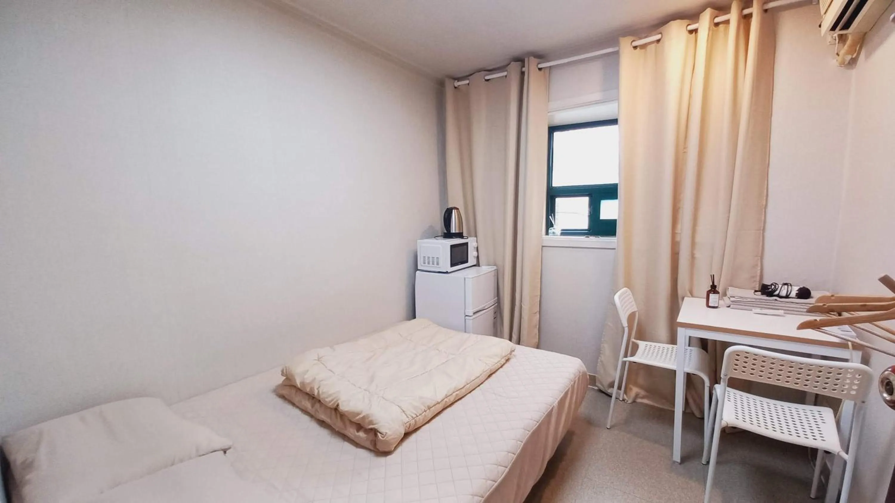 Photo of the whole room, Bed in Sujeongjang Inn