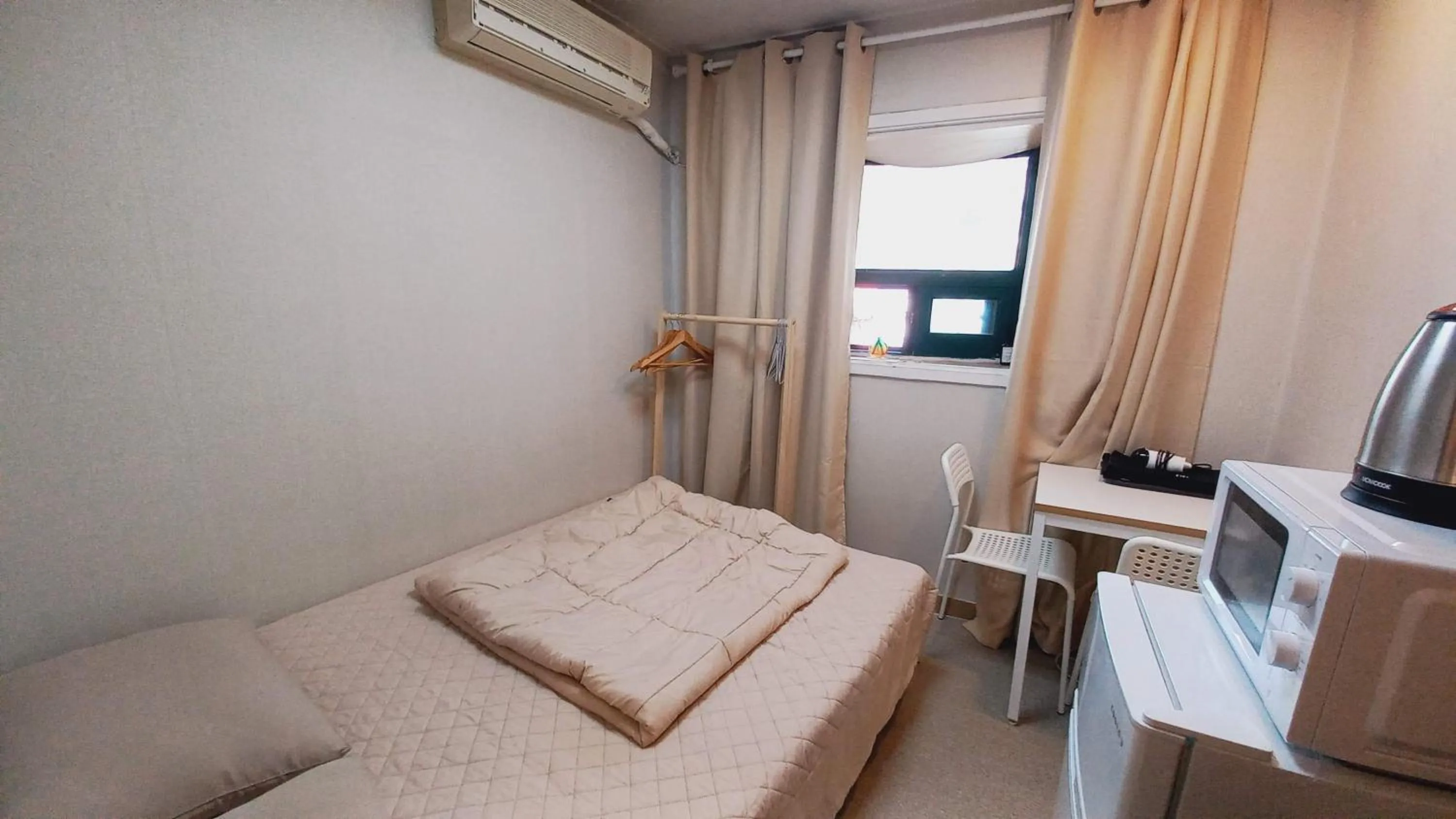 Photo of the whole room, Bed in Sujeongjang Inn