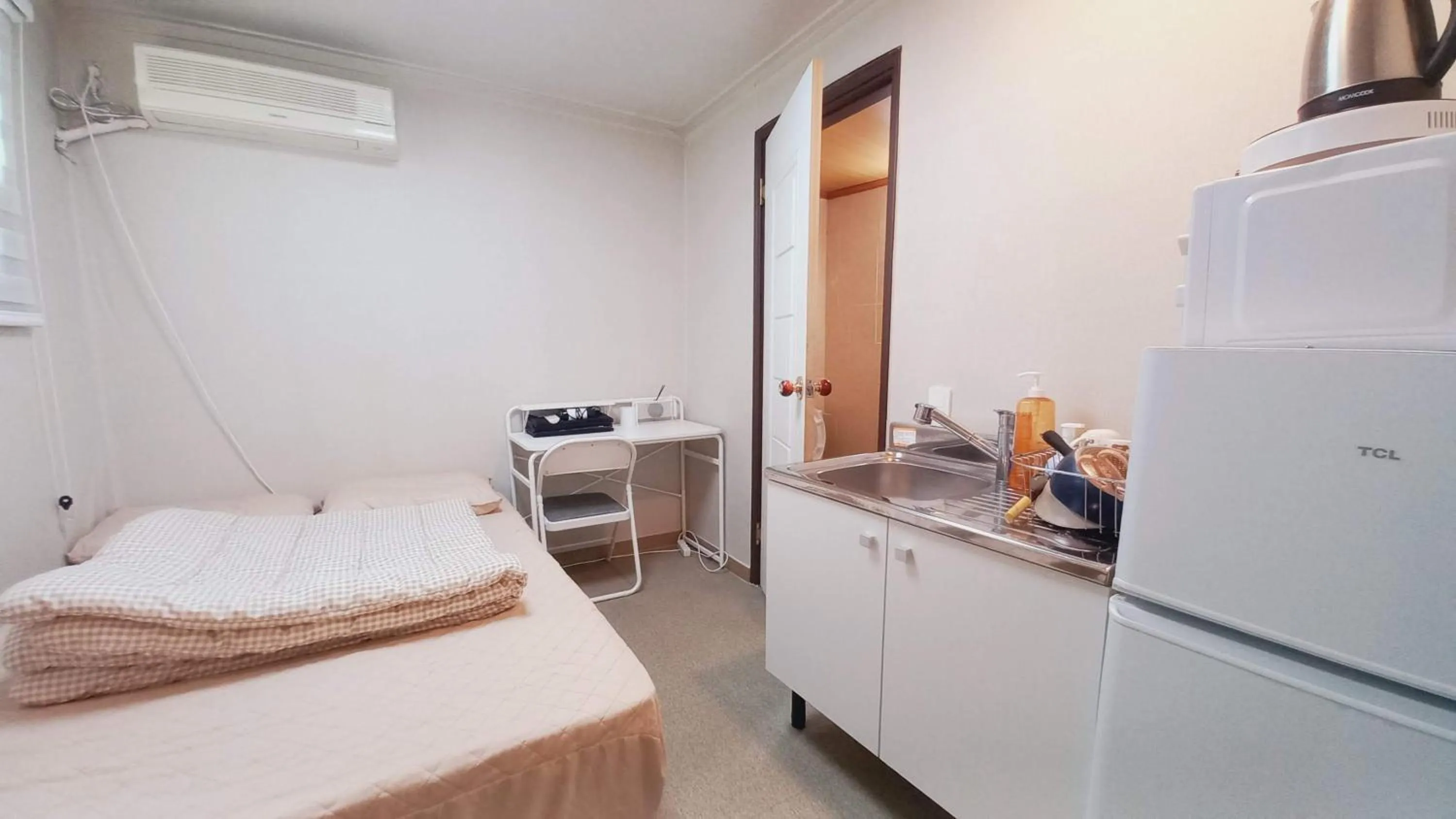 Photo of the whole room, Bed in Sujeongjang Inn