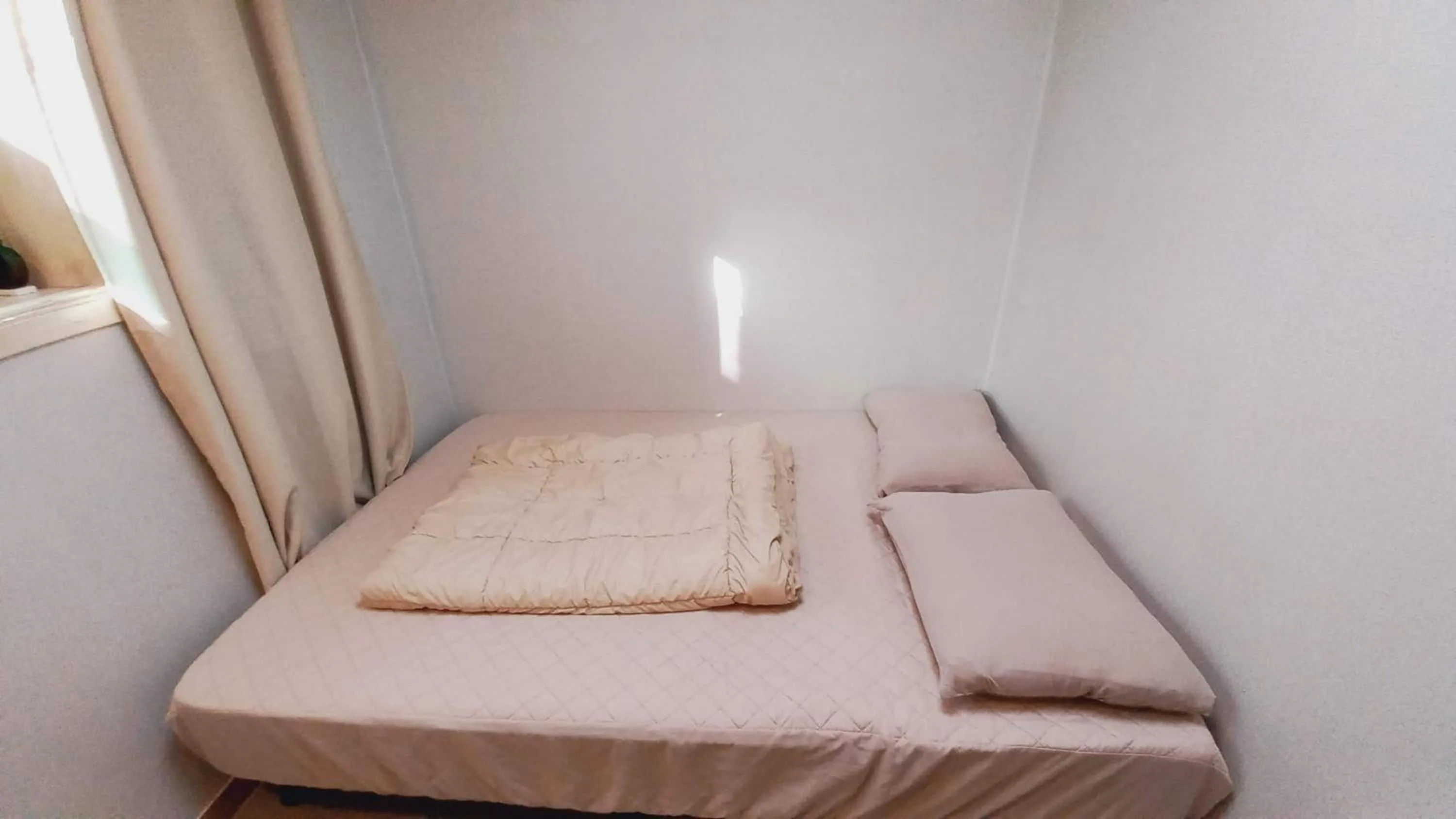 Photo of the whole room, Bed in Sujeongjang Inn