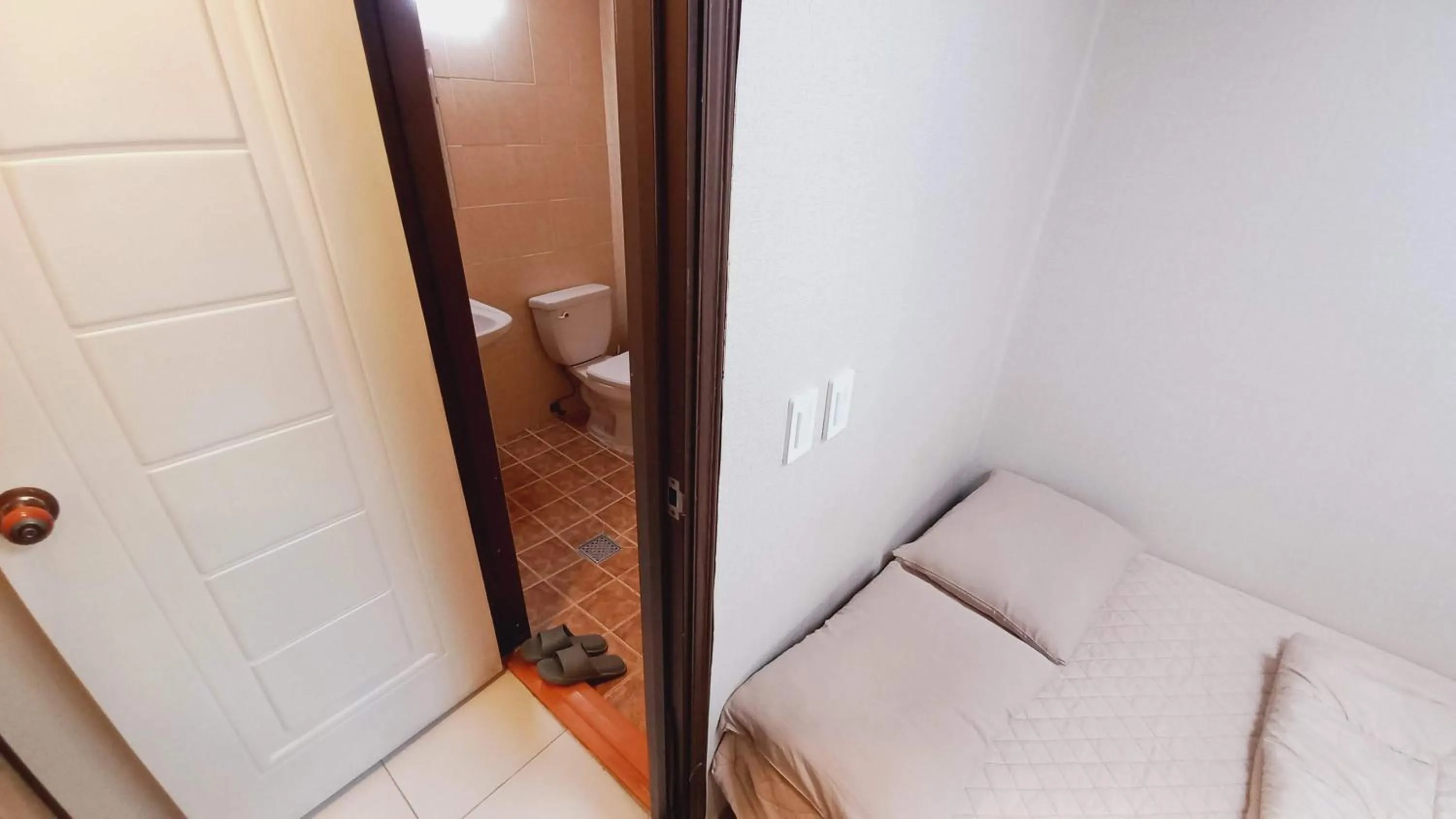 Photo of the whole room, Bed in Sujeongjang Inn