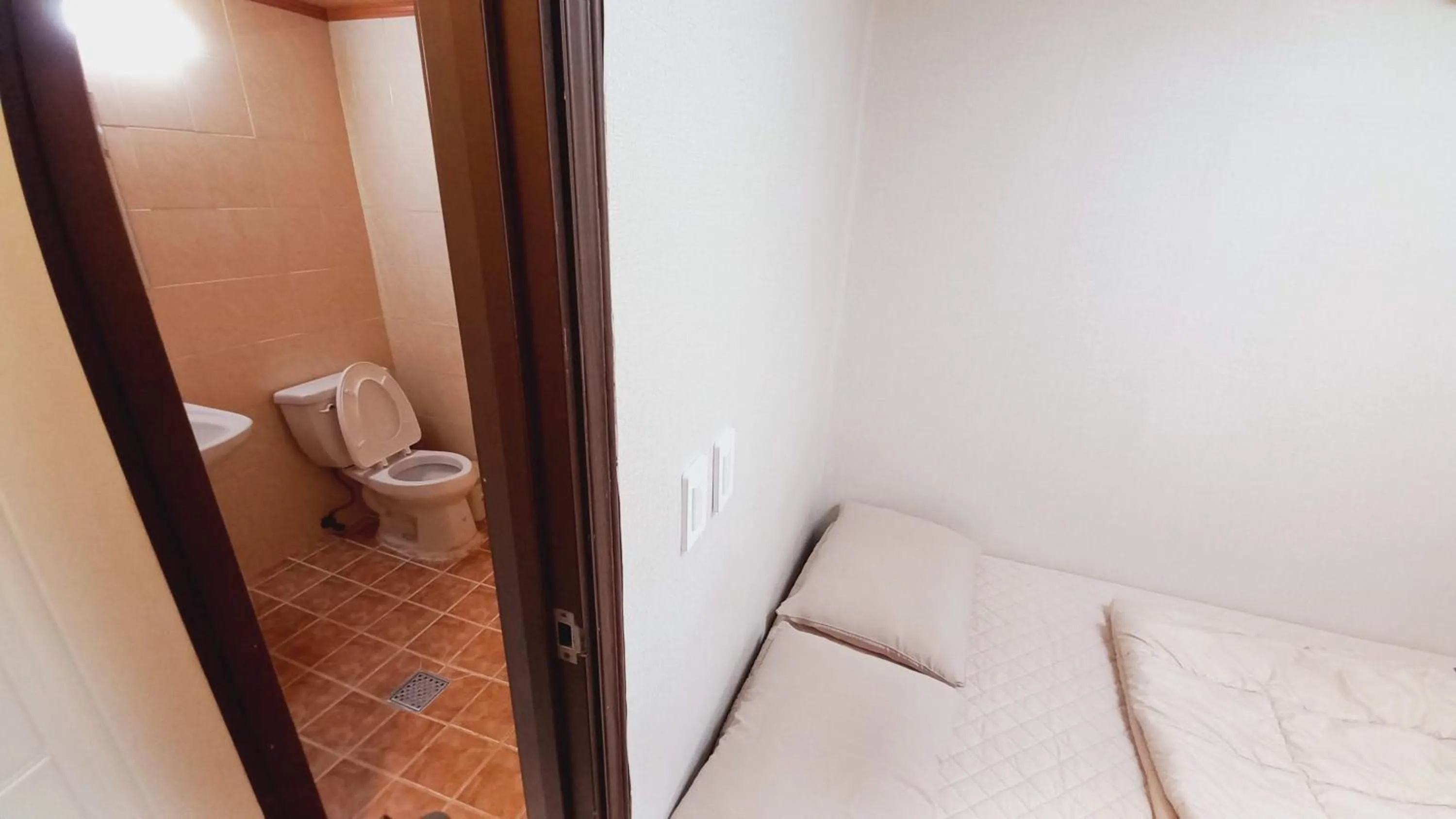 Photo of the whole room, Bed in Sujeongjang Inn