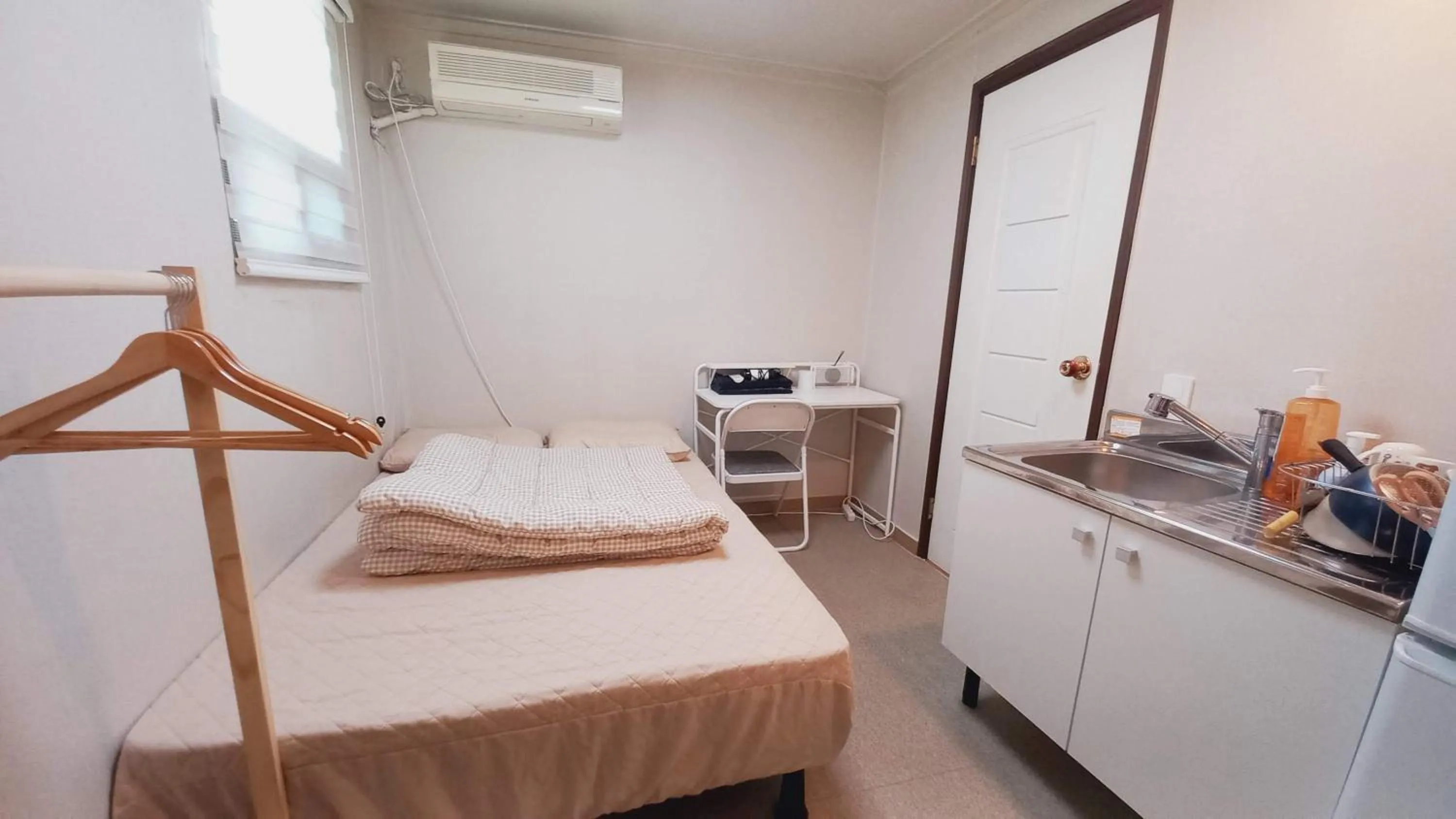 Photo of the whole room, Bed in Sujeongjang Inn