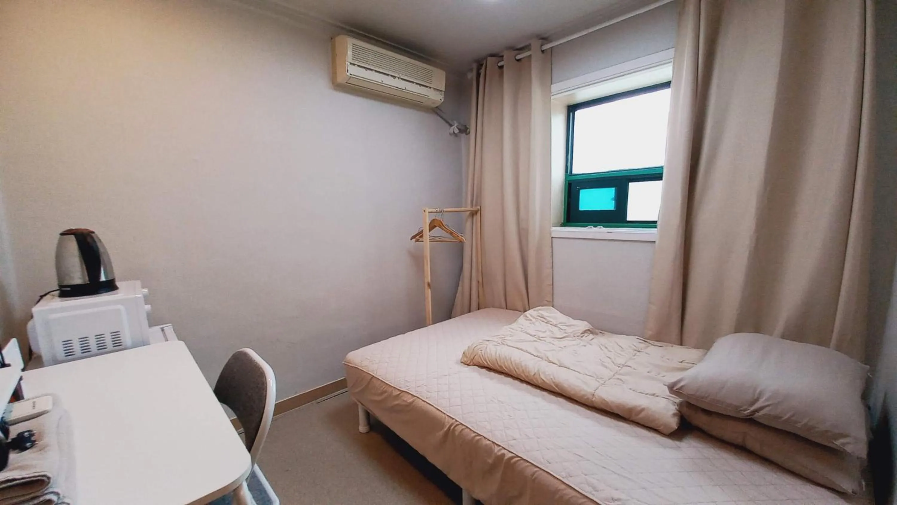 Photo of the whole room, Bed in Sujeongjang Inn