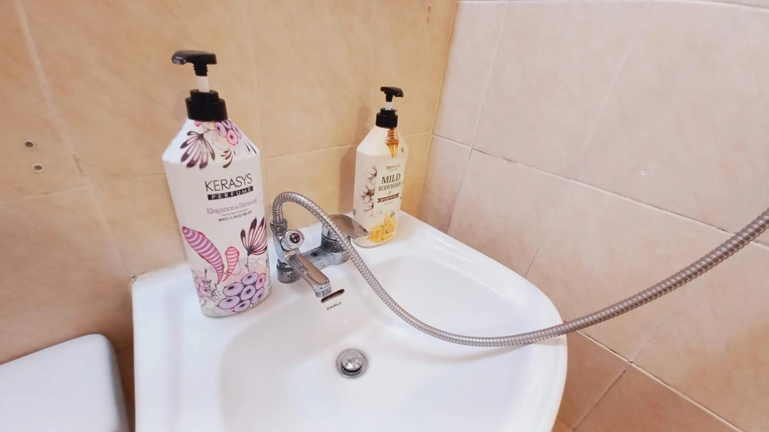 Bathroom in Sujeongjang Inn