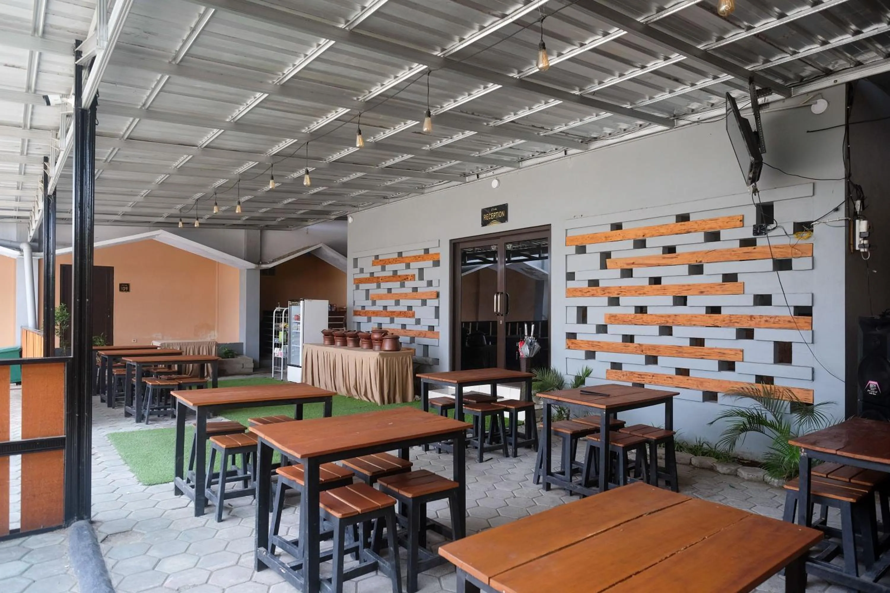 Restaurant/places to eat in Urbanview Hotel LTefa Pemalang