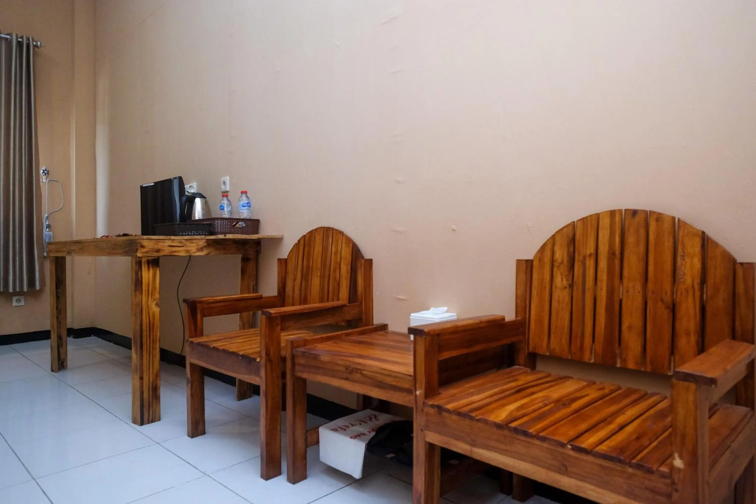 Seating area in Urbanview Hotel LTefa Pemalang