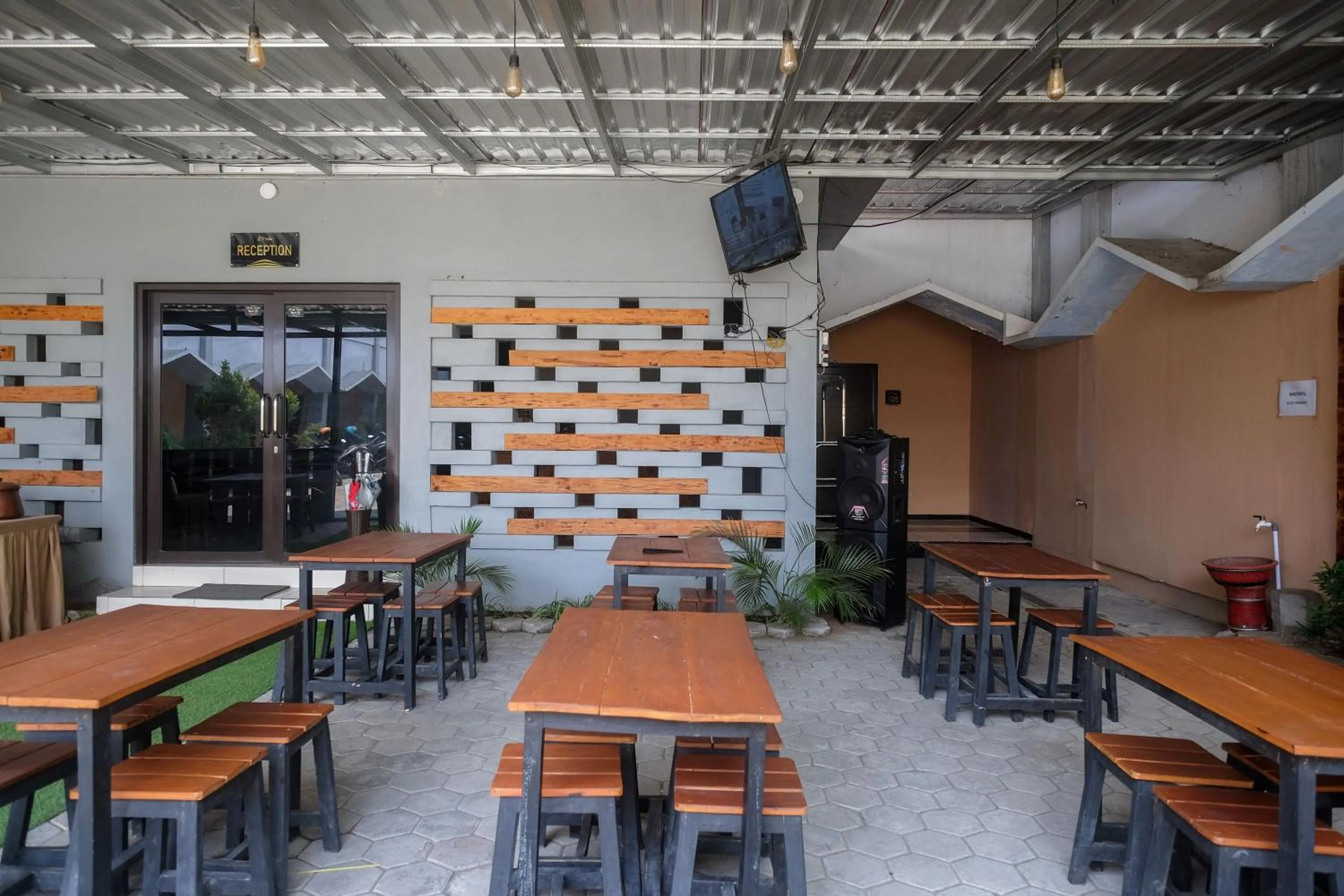 Restaurant/places to eat in Urbanview Hotel LTefa Pemalang