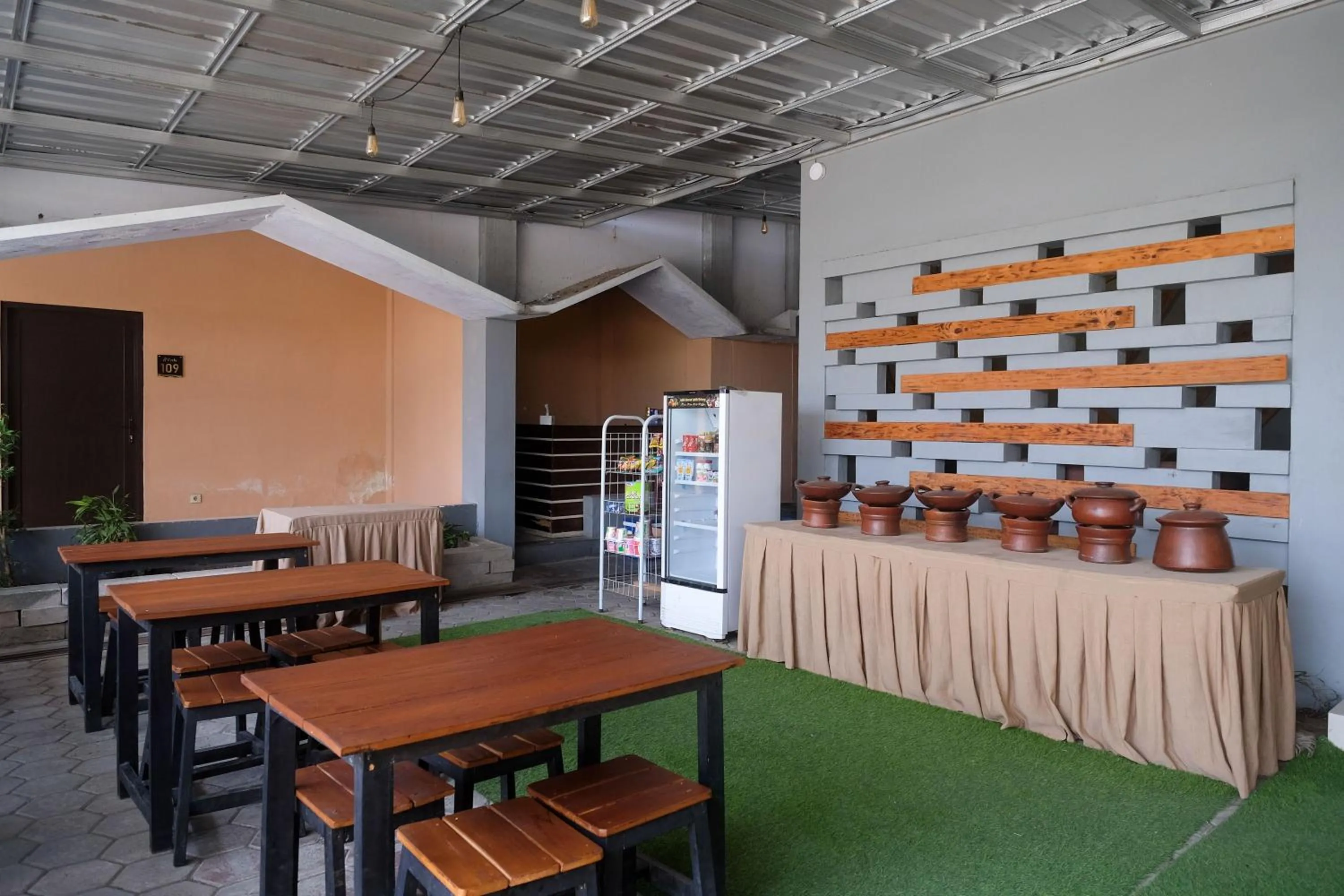 Restaurant/places to eat in Urbanview Hotel LTefa Pemalang