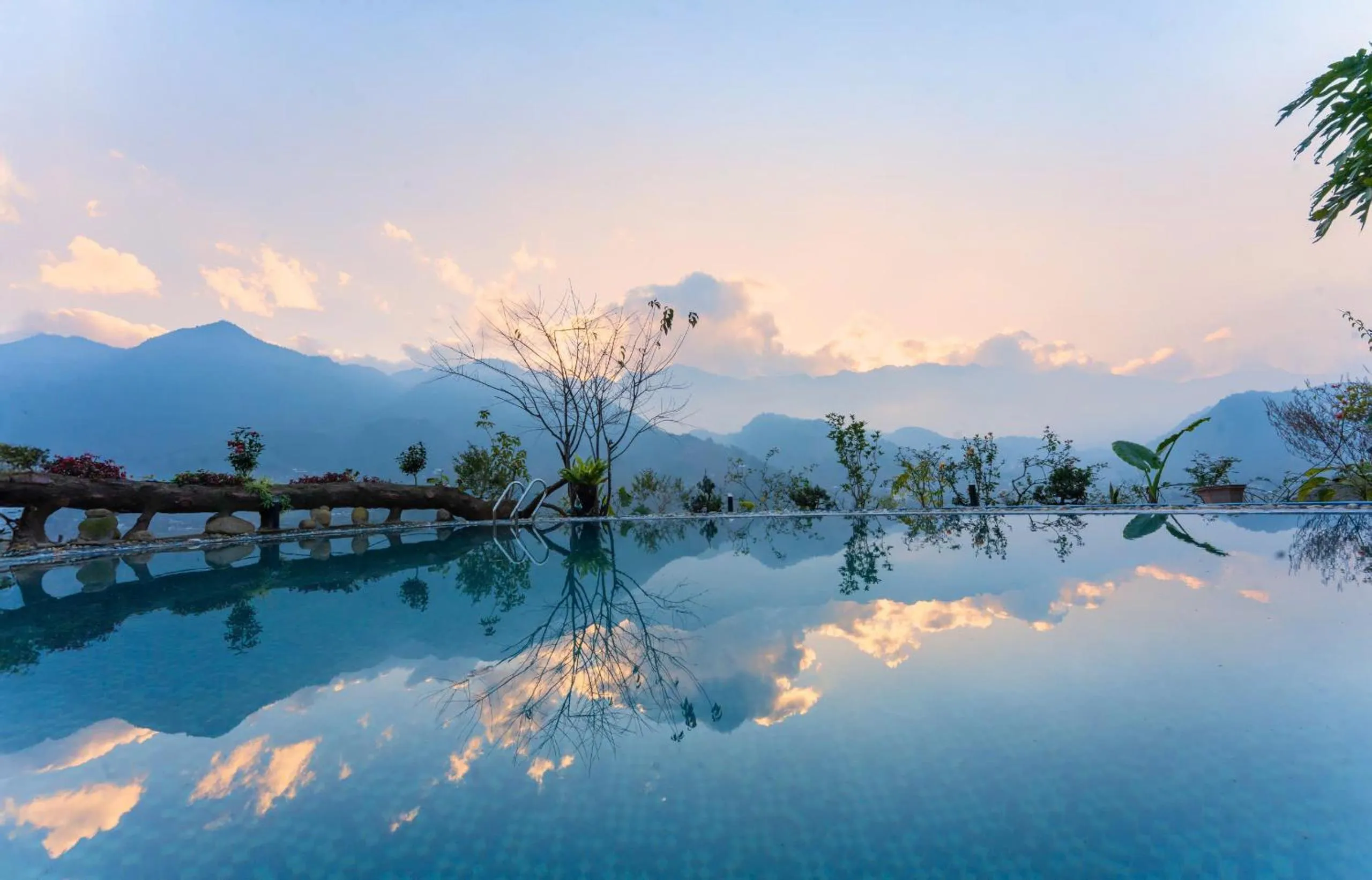 Swimming pool in Muong Hoa River View Hotel