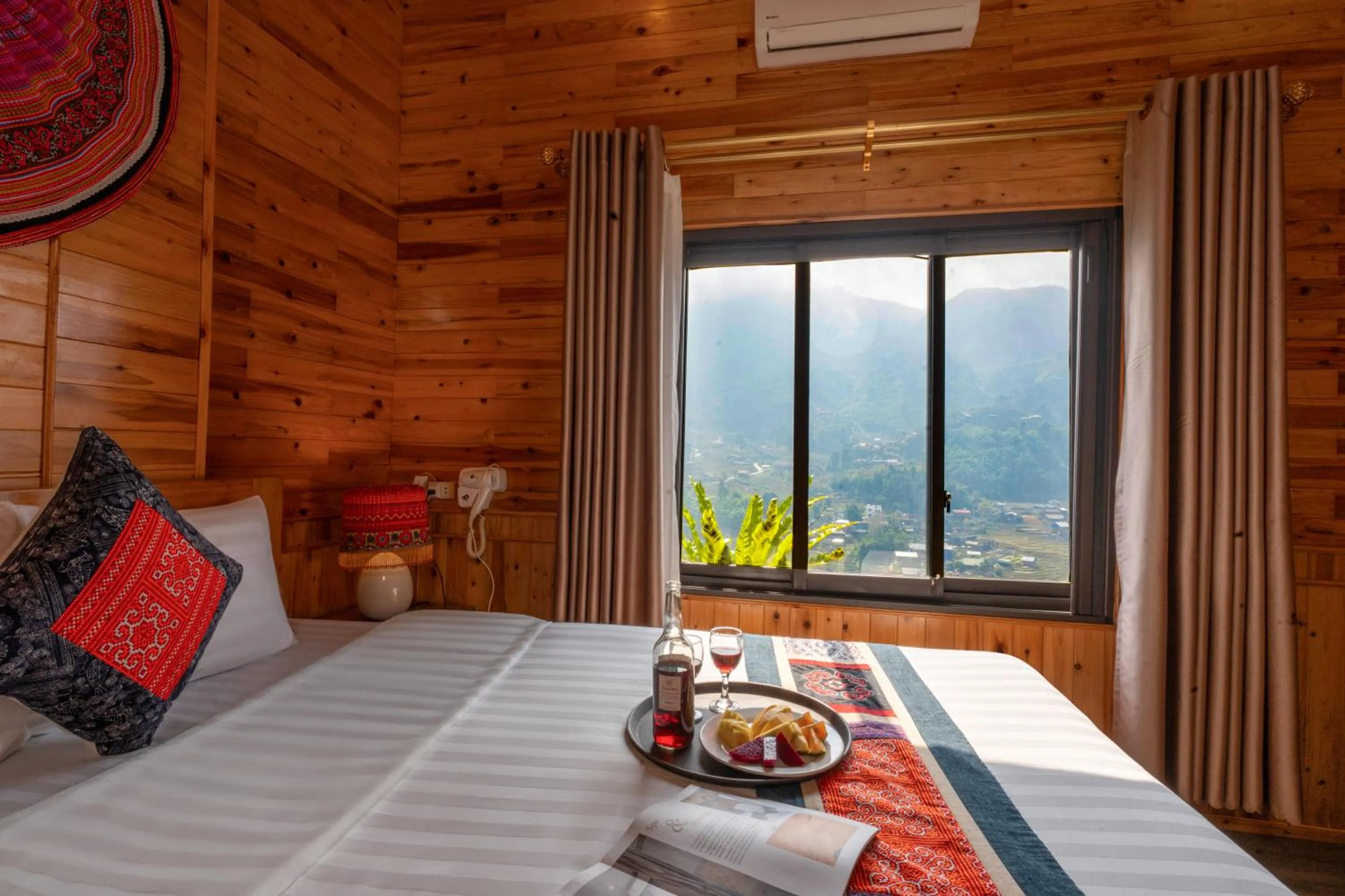 View (from property/room), Bed in Muong Hoa River View Hotel