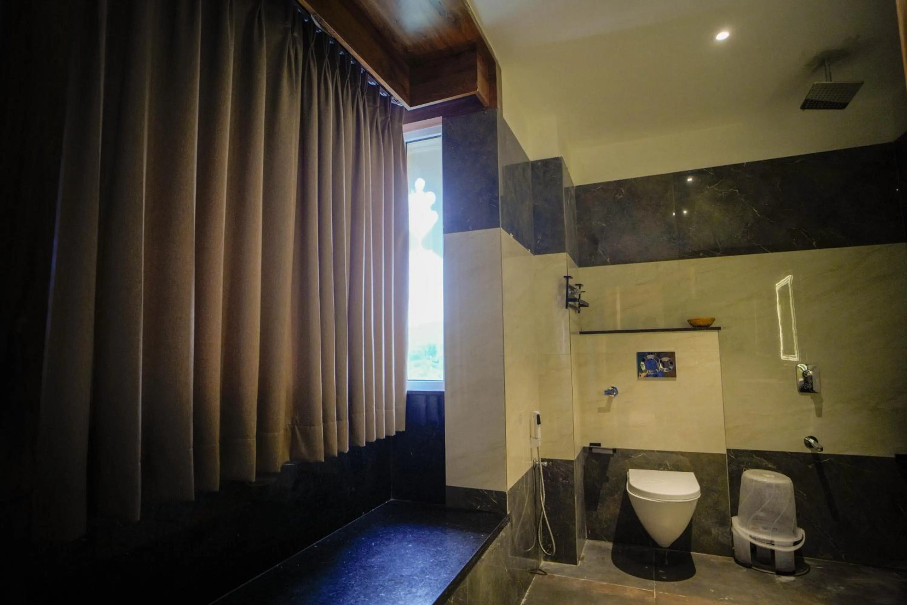 Shower in The Ekling Garh Hotel & Resort