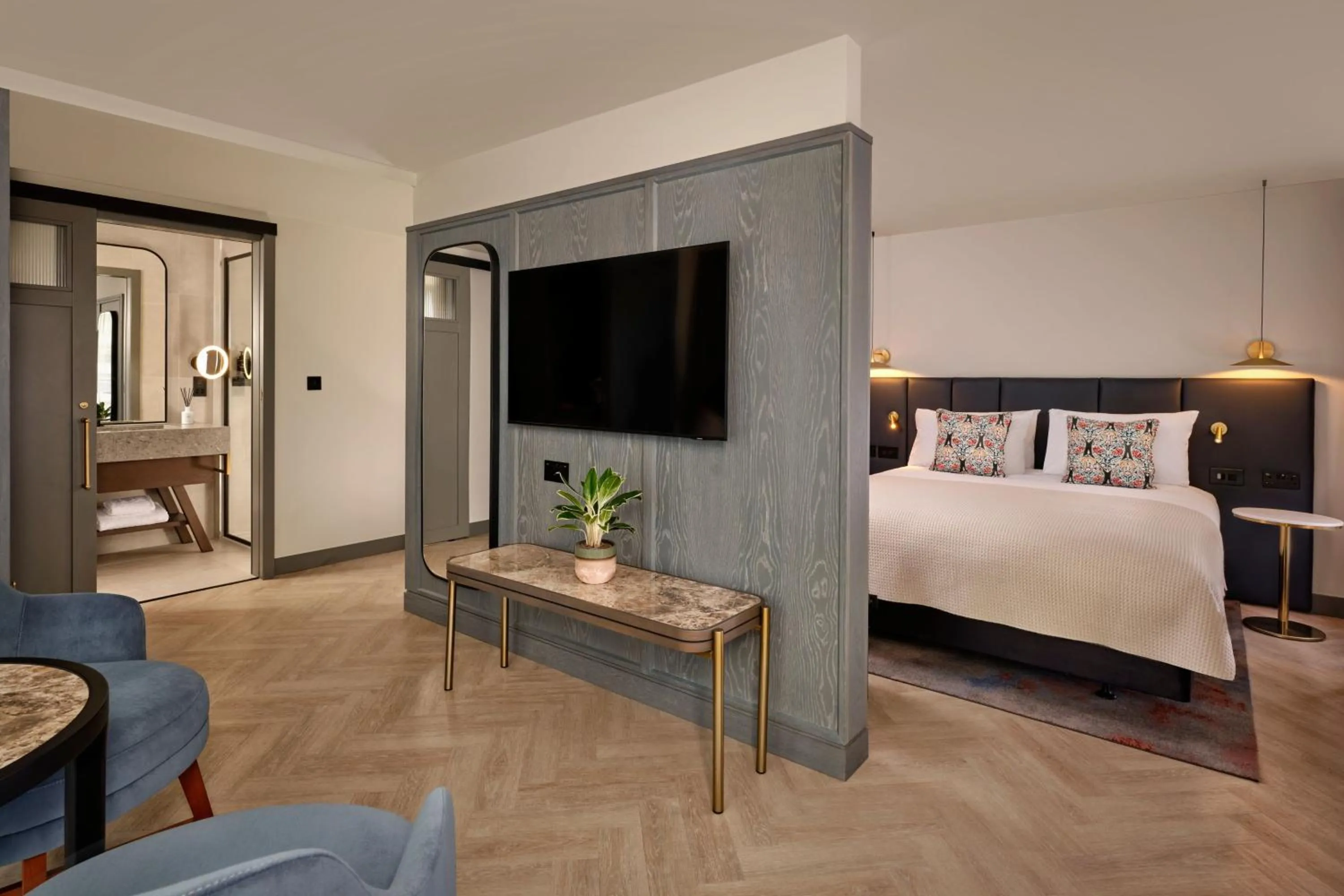 Photo of the whole room, Bed in The Reach at Piccadilly, Manchester, a Tribute Portfolio Hotel