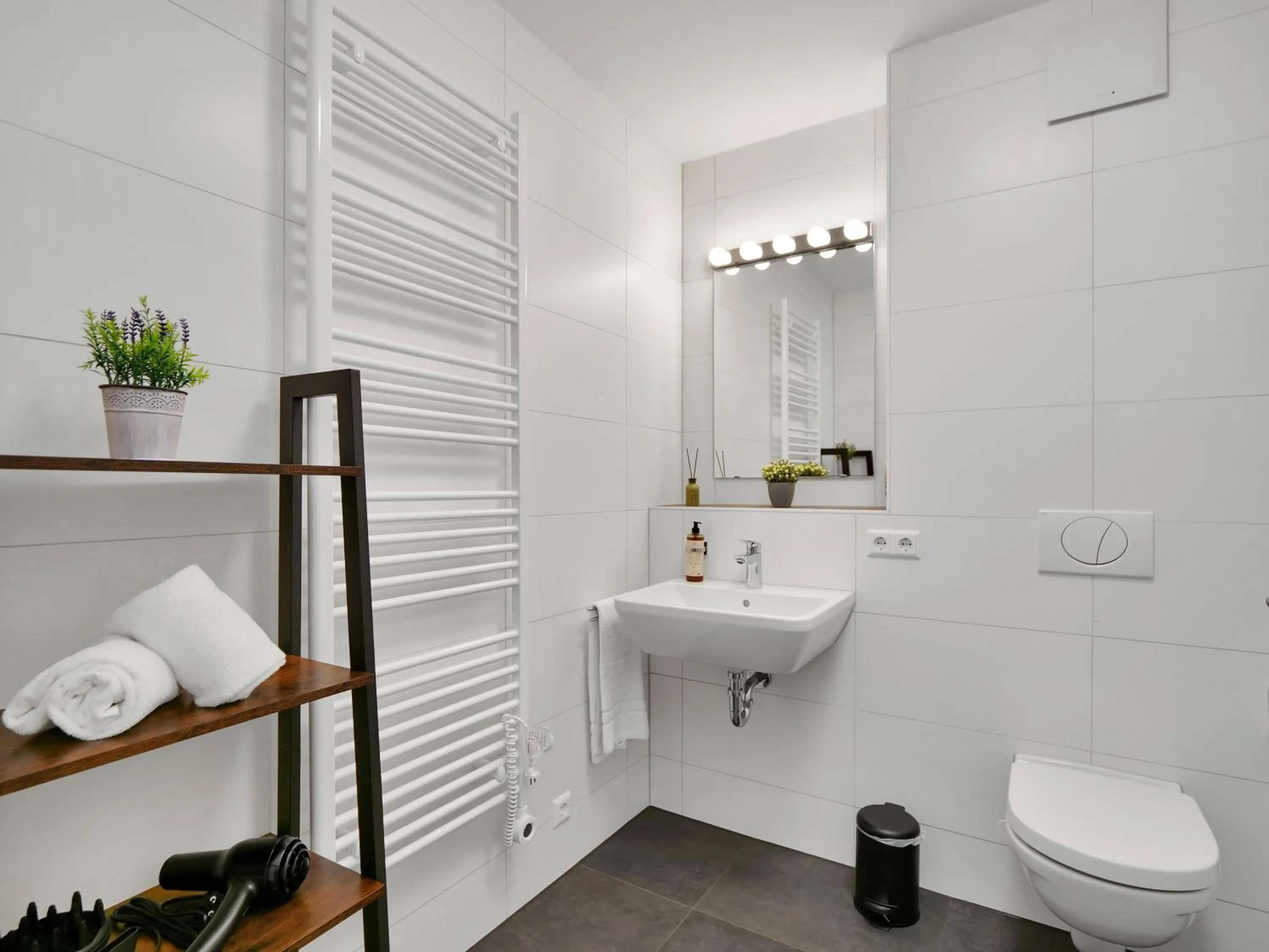 Toilet in INhome Studio Apartment - Küche - Parken - TV