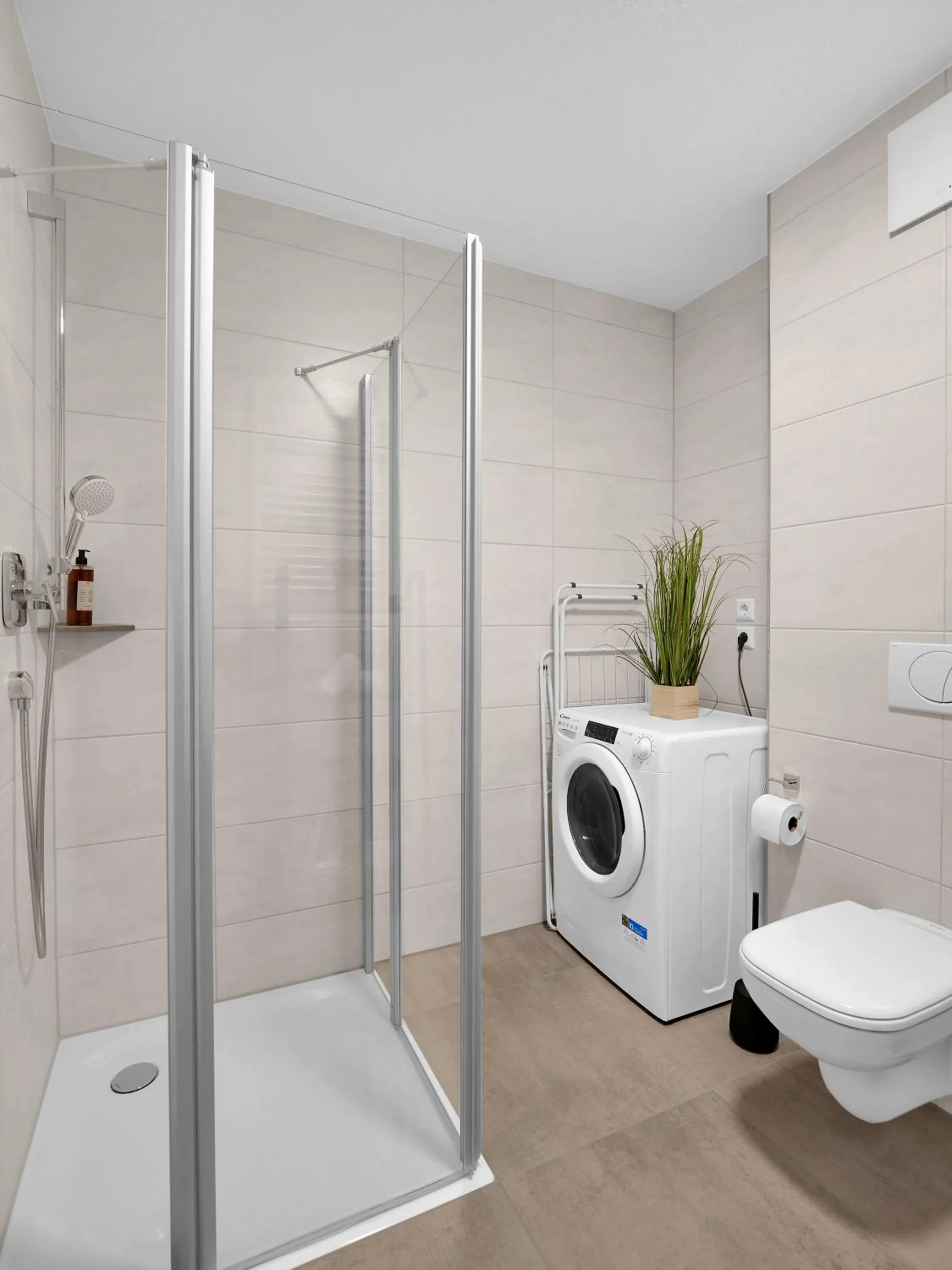 Shower in INhome Studio Apartment - Küche - Parken - TV