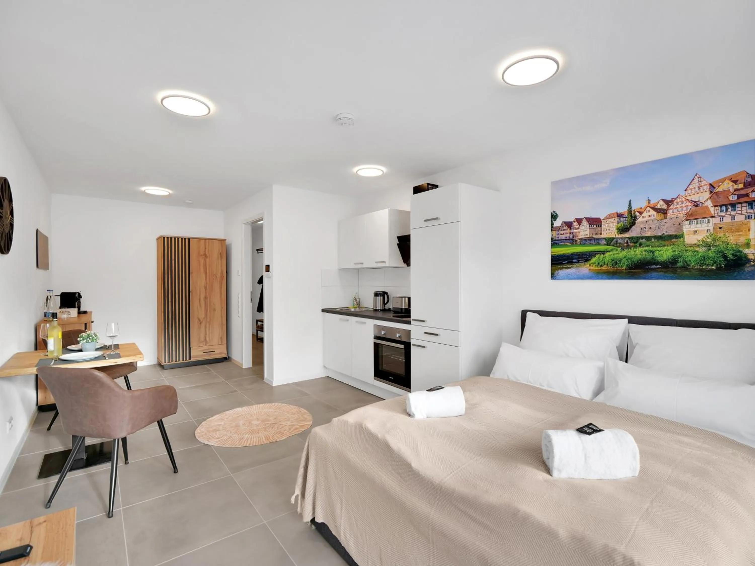 Bed in INhome Studio Apartment - Küche - Parken - TV