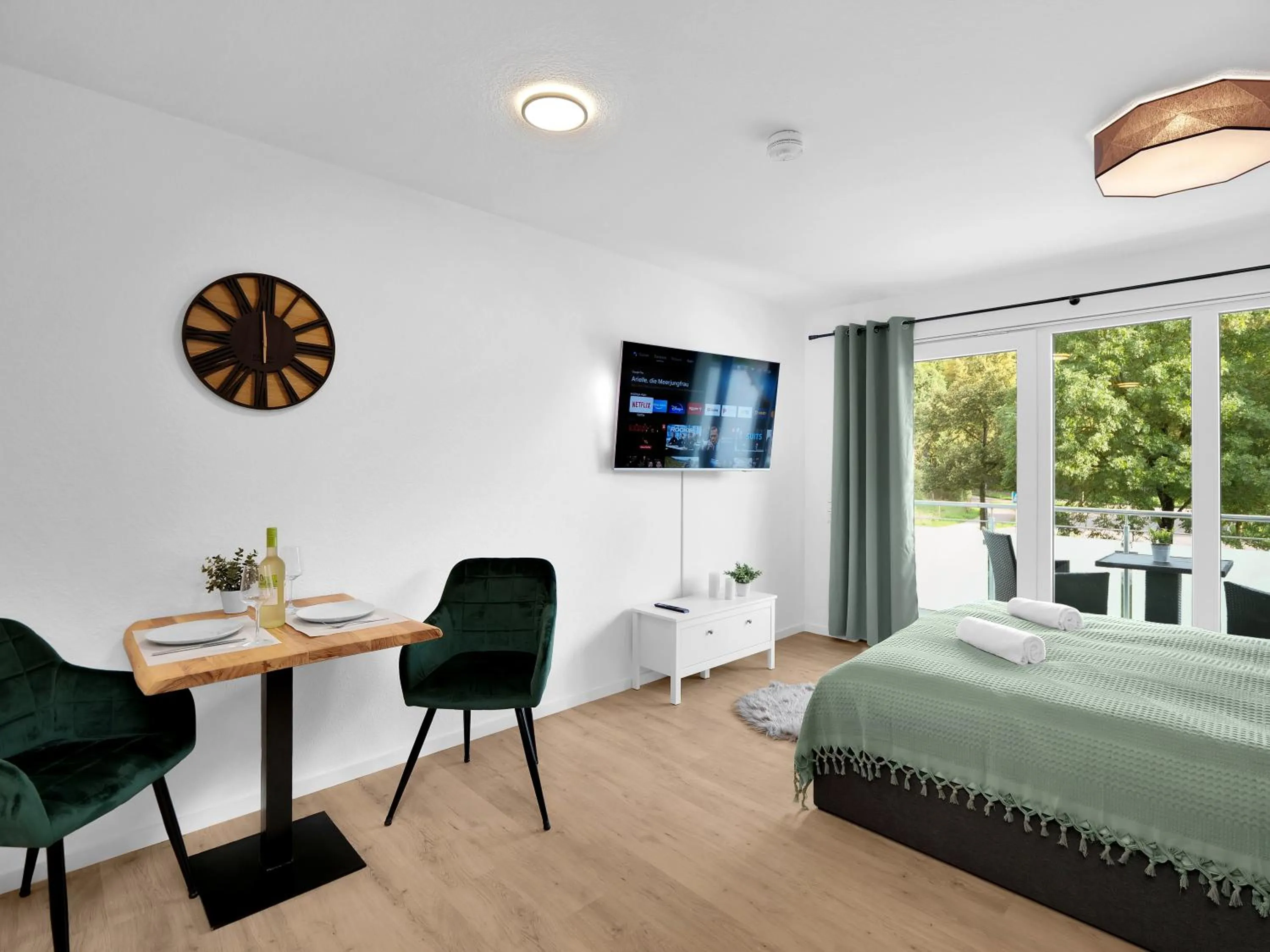 Bed in INhome Studio Apartment - Küche - Parken - TV