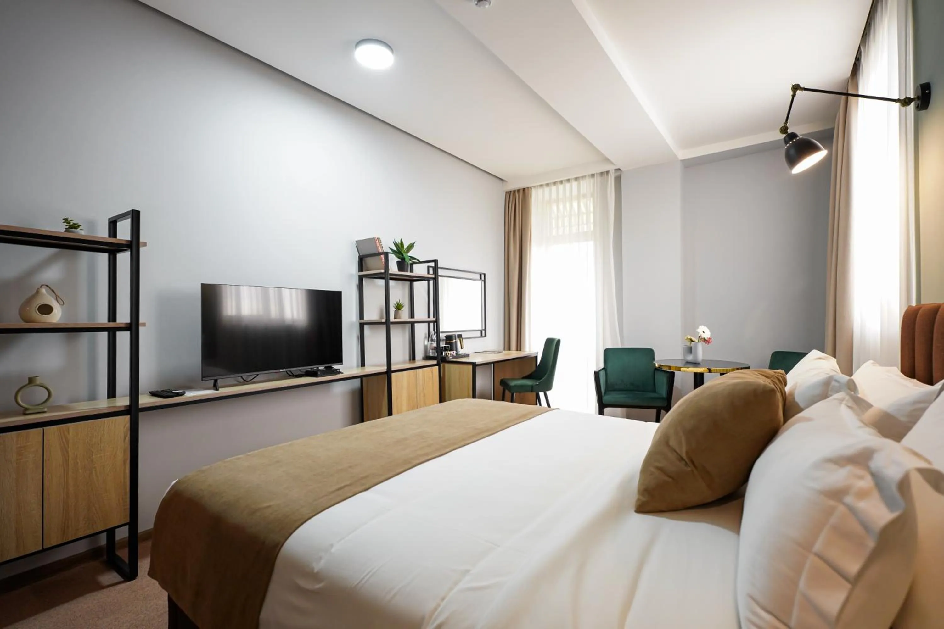Communal lounge/ TV room, Bed in Felinger Concept Hotel