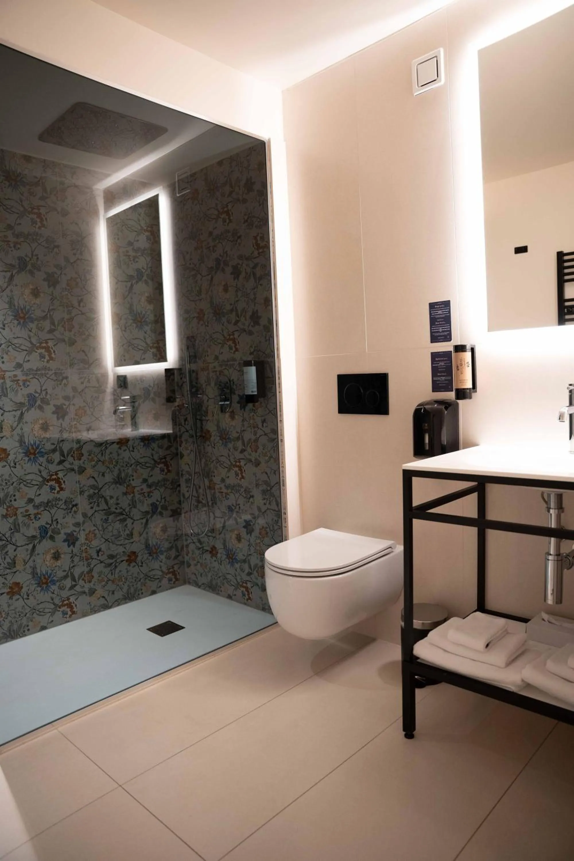 Shower in Hotel Lonca