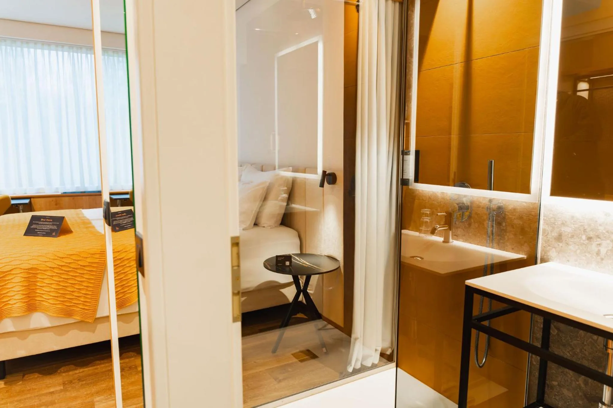 Shower, Bed in Hotel Lonca