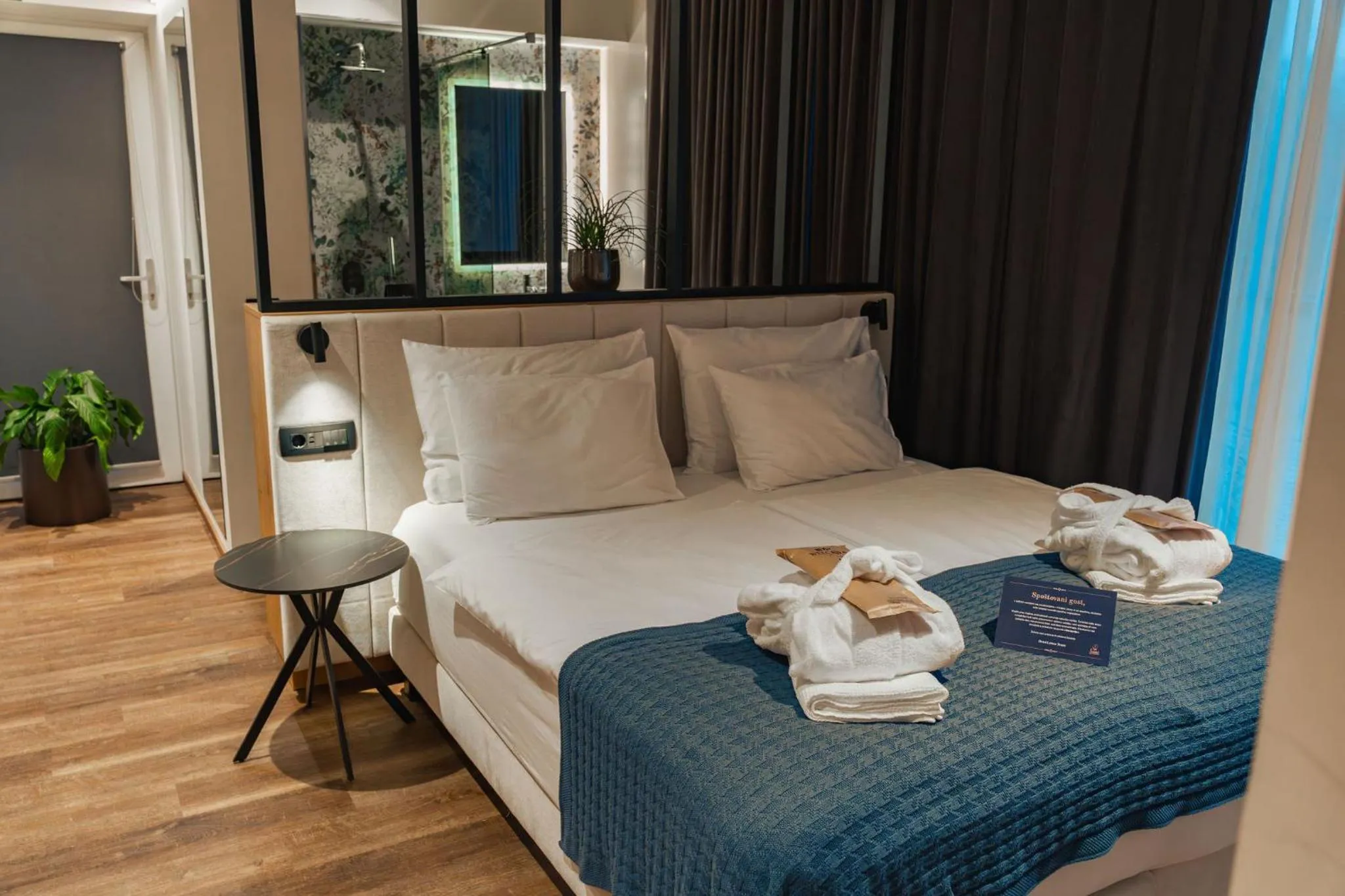 Shower, Bed in Hotel Lonca