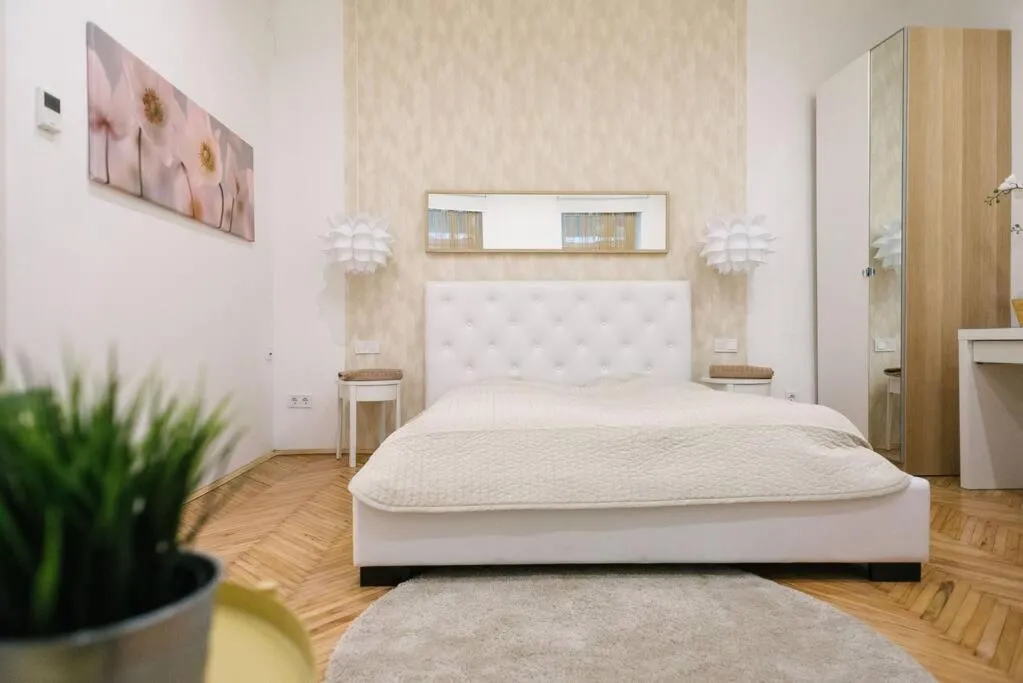 Bed in Stylish Apartment at Parliament