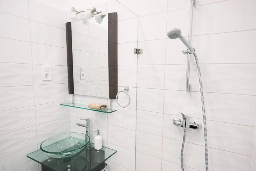 Shower in Stylish Apartment at Parliament