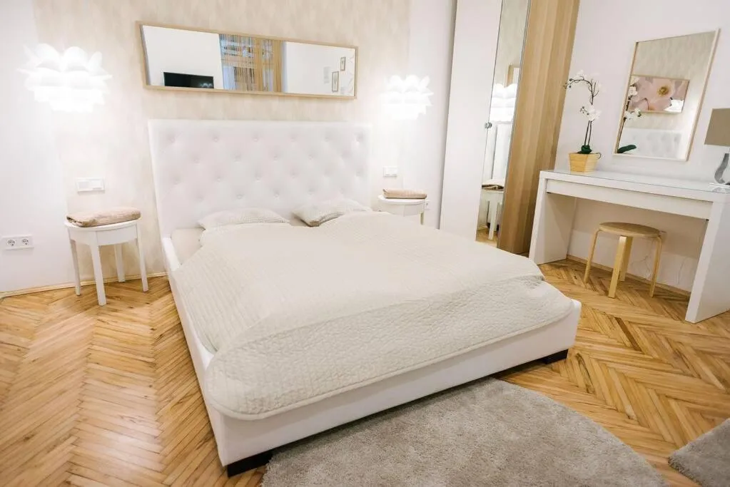 Bed in Stylish Apartment at Parliament
