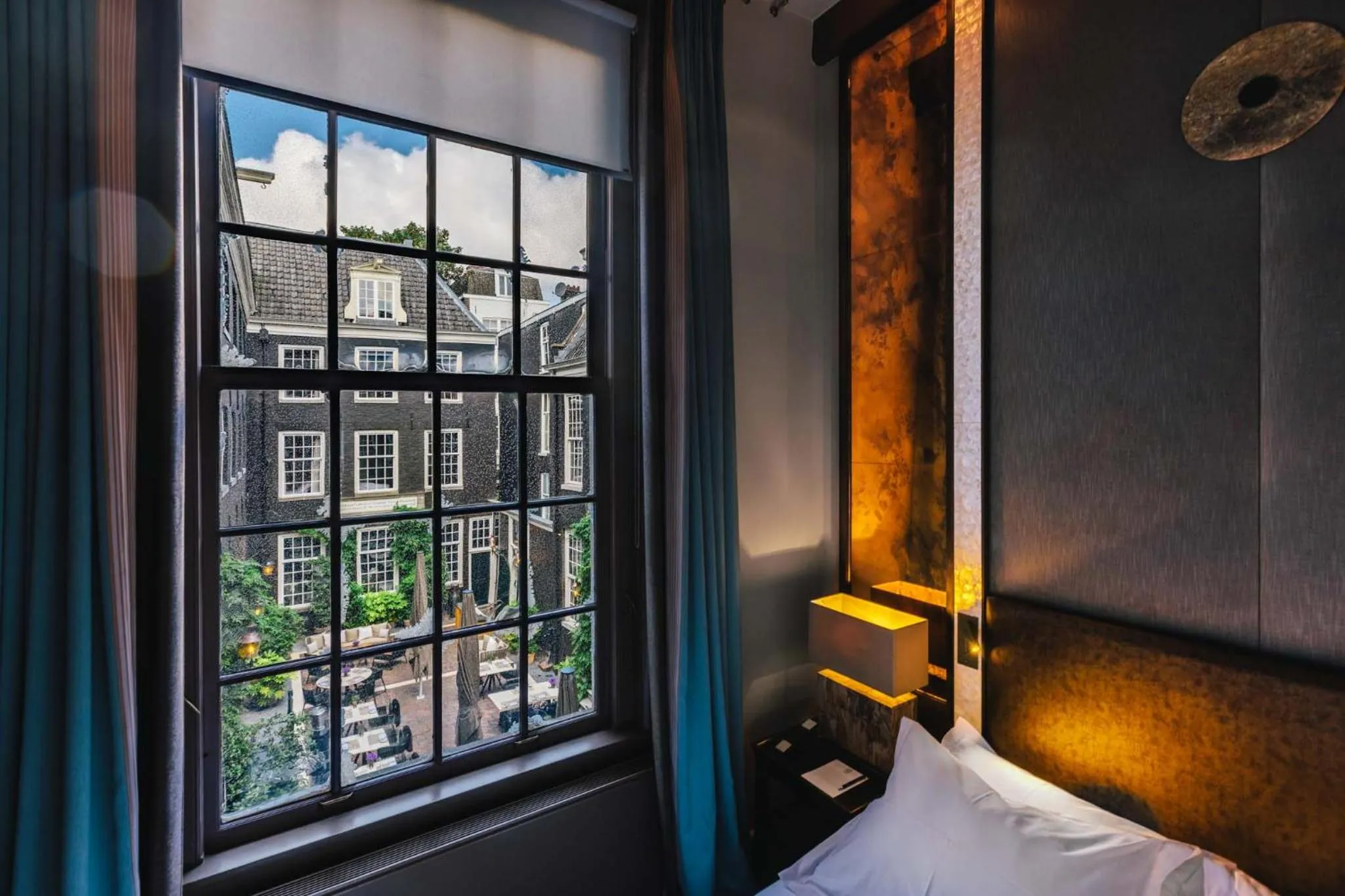 Garden view, Bed in The Dylan Amsterdam - The Leading Hotels of the World