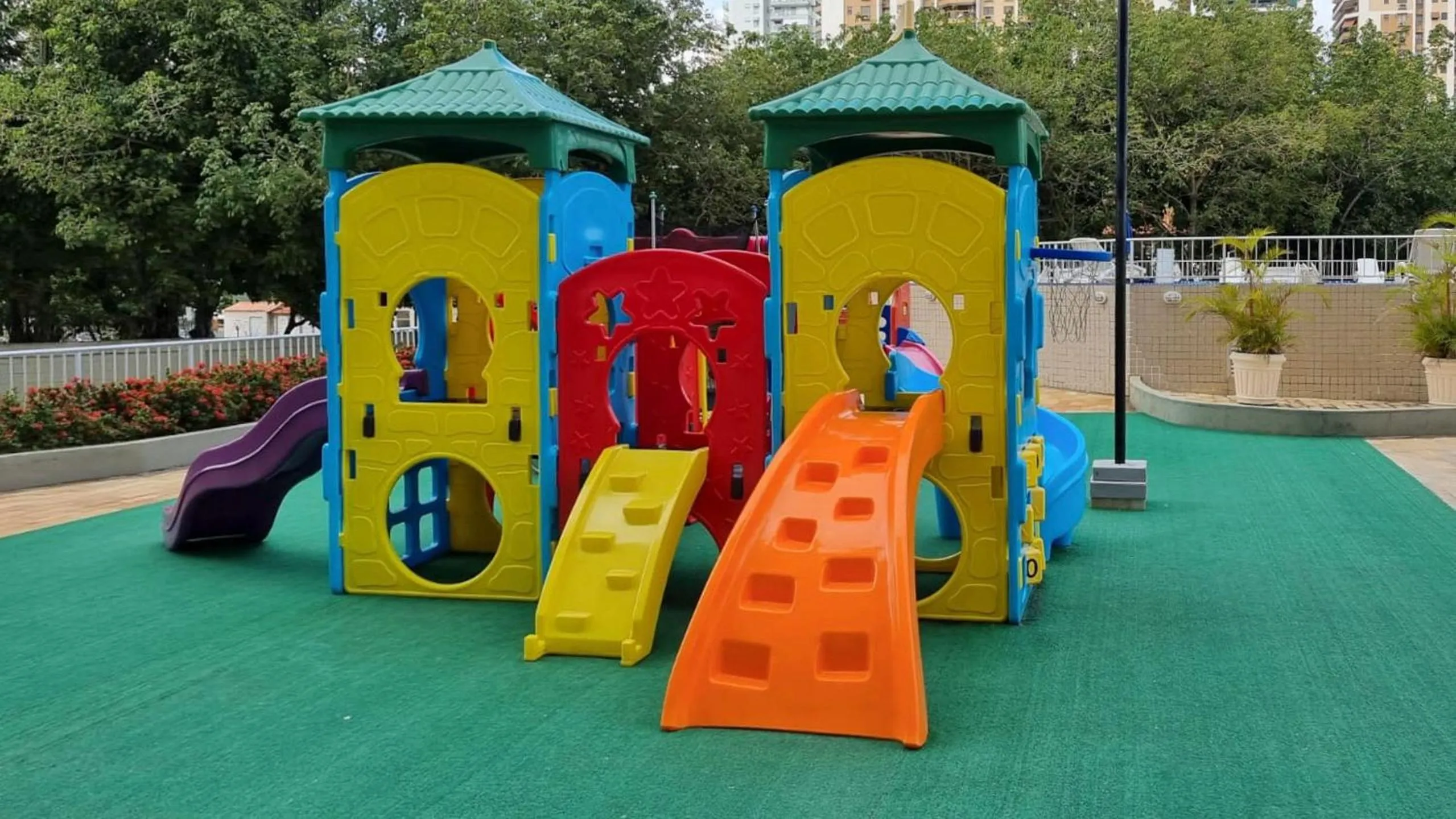 Children play ground in Descubra o Paraíso na Barra, Tudo ao Seu Alcance