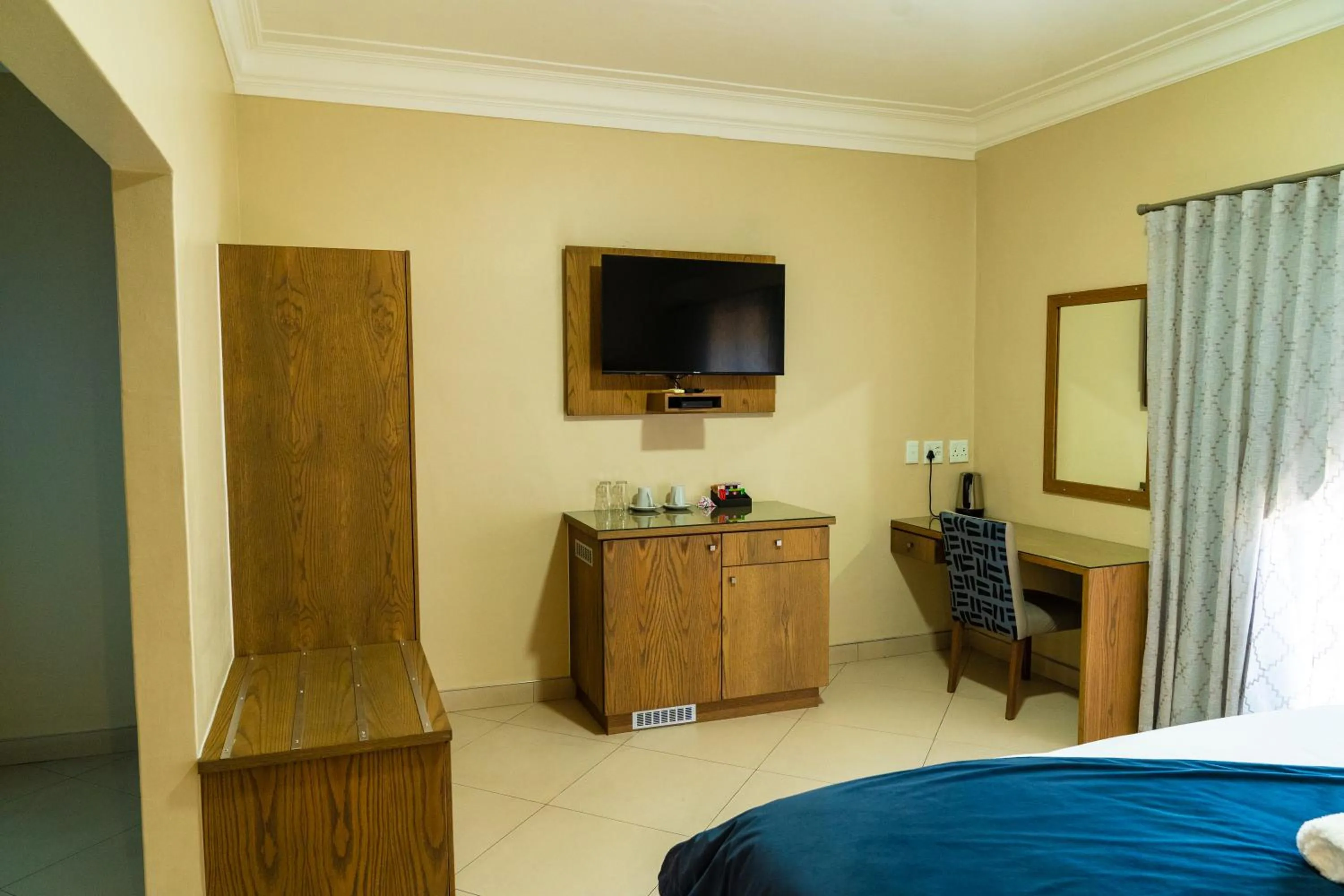Kitchen or kitchenette, Bed in Windhoek Gardens Boutique Hotel