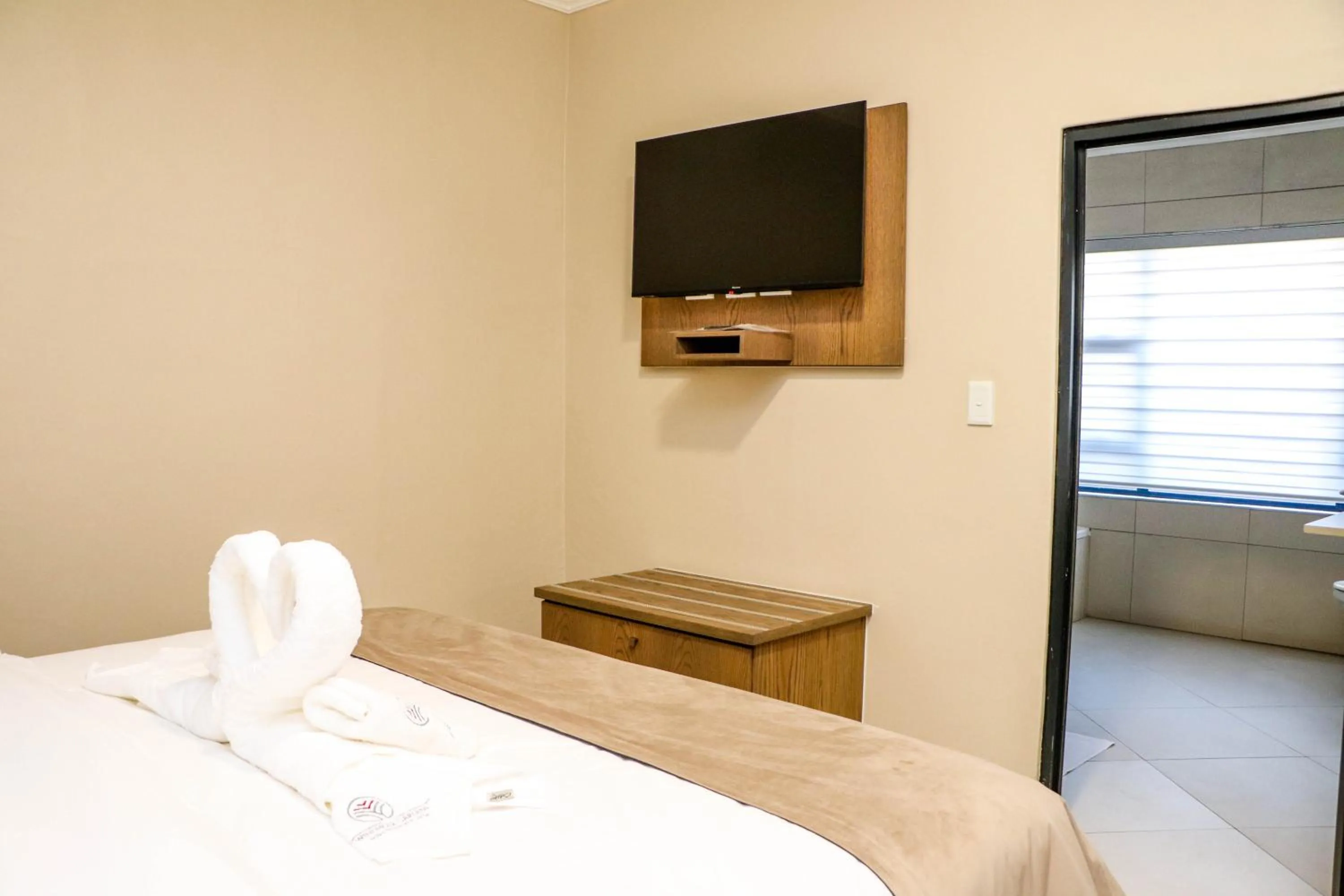 TV and multimedia, Bed in Windhoek Gardens Boutique Hotel