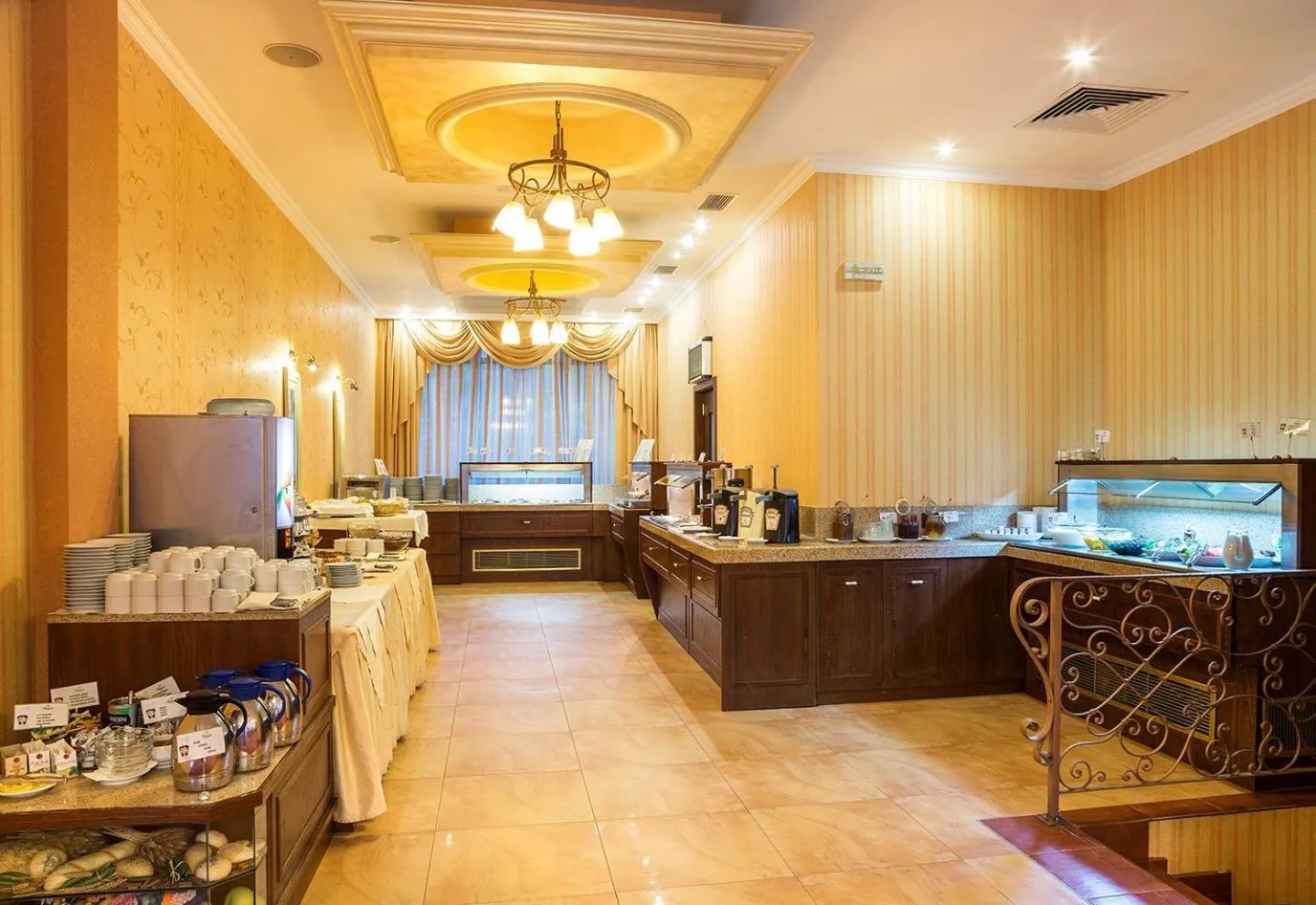 Restaurant/places to eat in ApartComplex Splendid