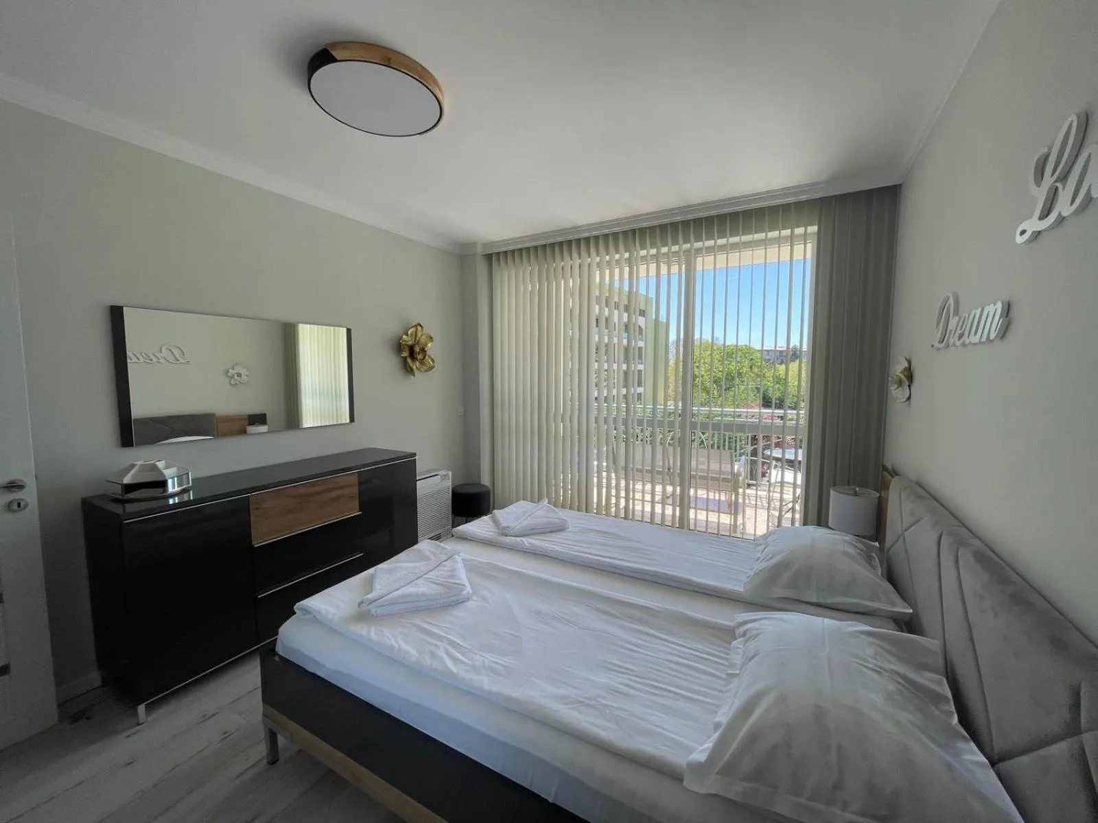 Bed in ApartComplex Splendid