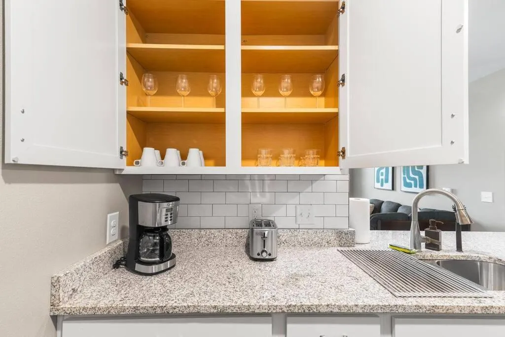 Luxe 1BR/1BA: Dive, Rest, Explore. Book Now!