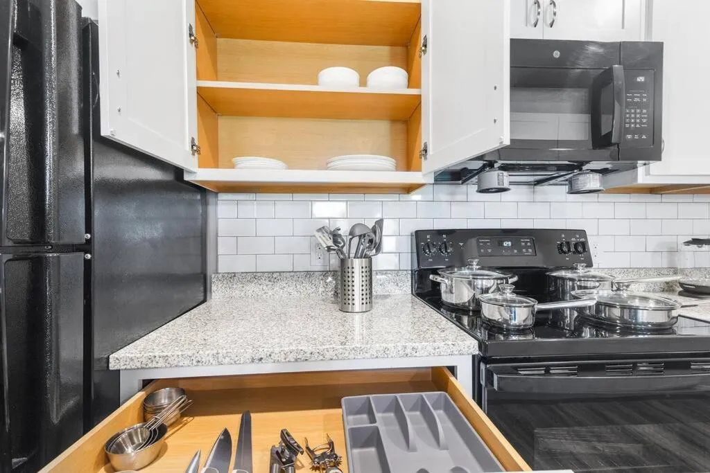 Luxe 1BR/1BA: Dive, Rest, Explore. Book Now!