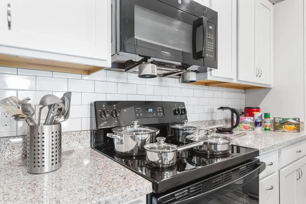 Luxe 1BR/1BA: Dive, Rest, Explore. Book Now!