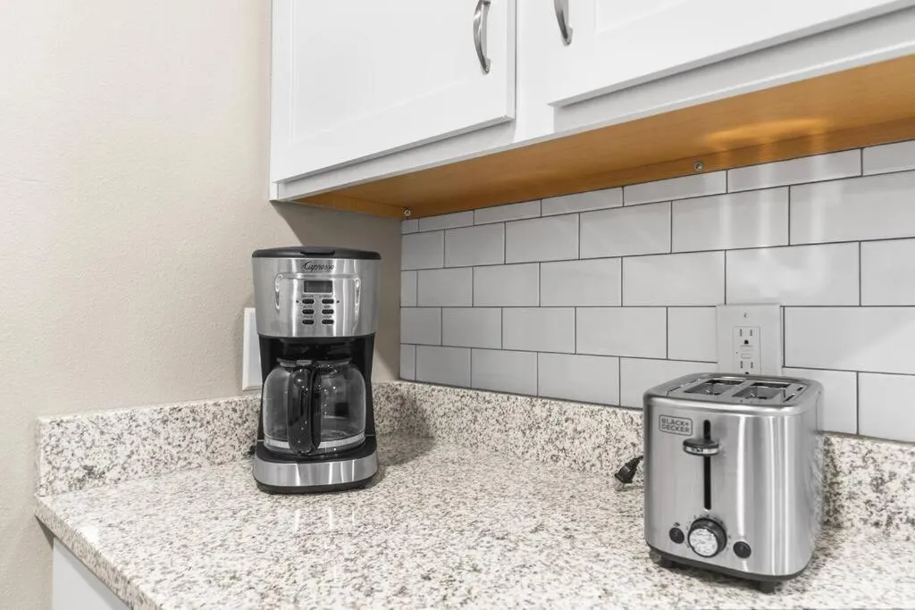 Luxe 1BR/1BA: Dive, Rest, Explore. Book Now!