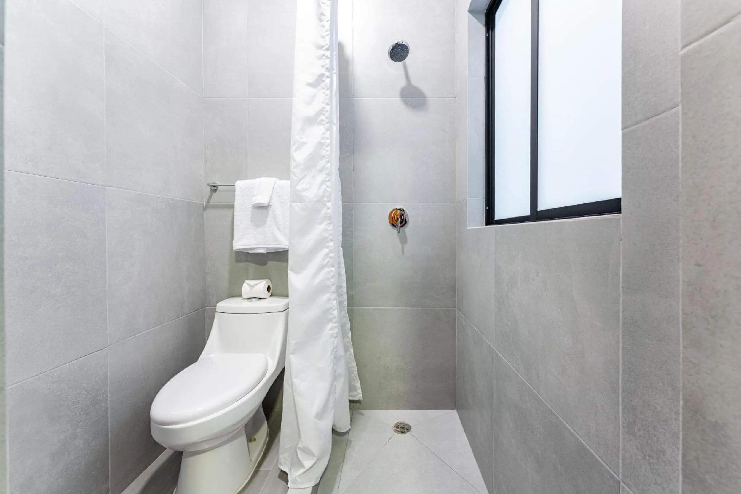 Bathroom in Mariano Escobedo Apartments by VH