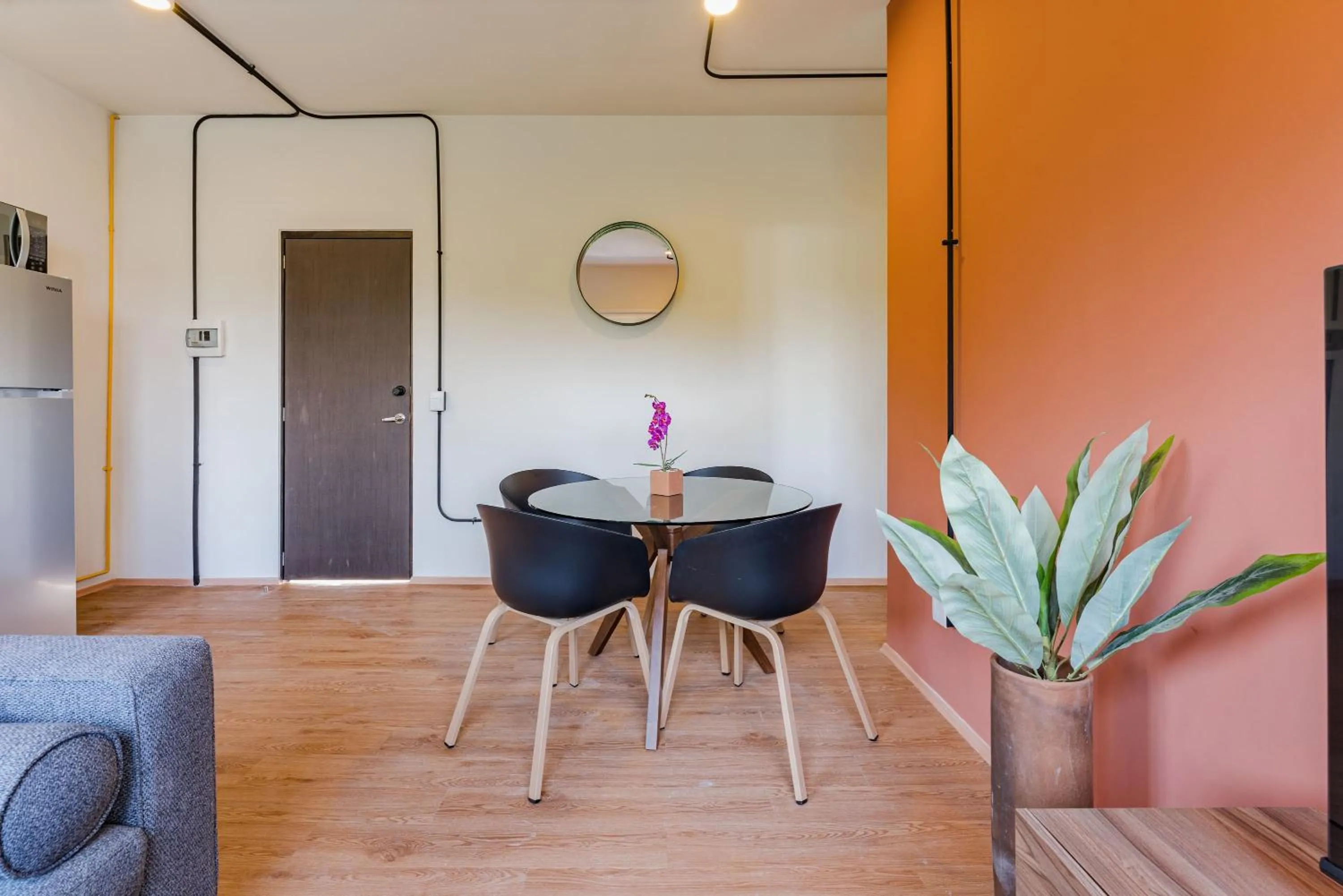 Dining area in Mariano Escobedo Apartments by VH