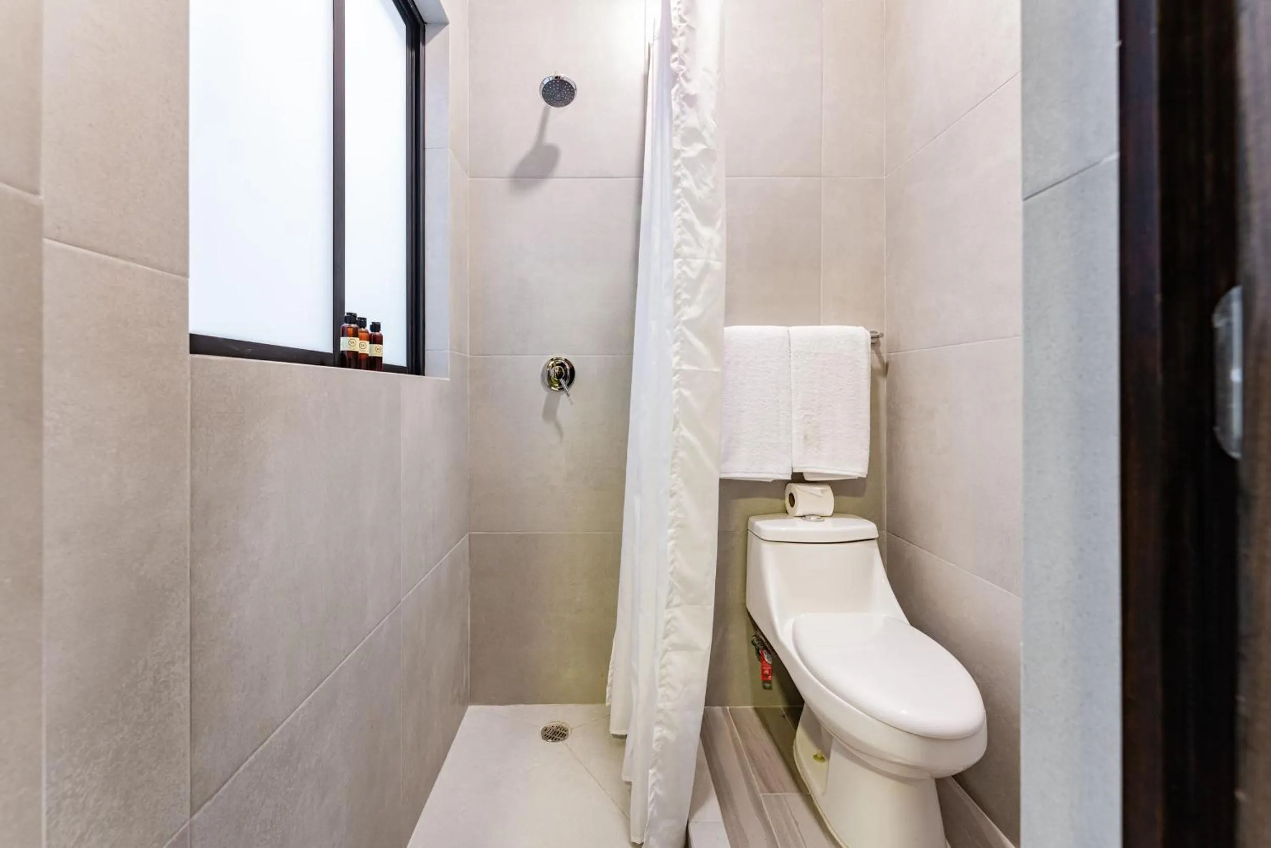 Bathroom in Mariano Escobedo Apartments by VH