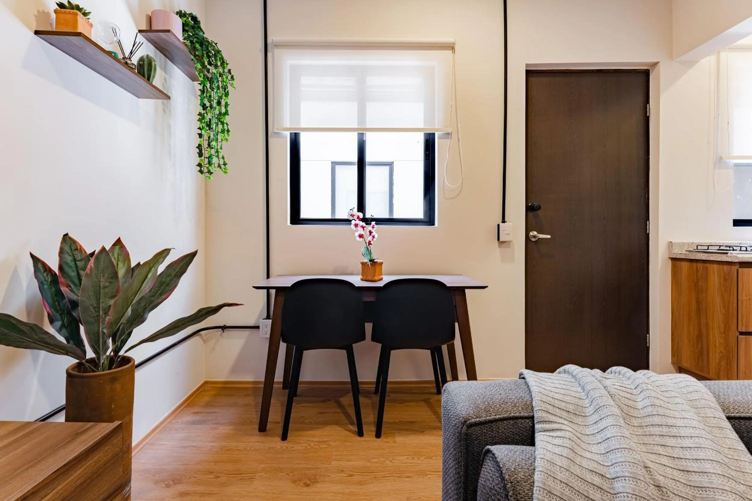 Dining area in Mariano Escobedo Apartments by VH