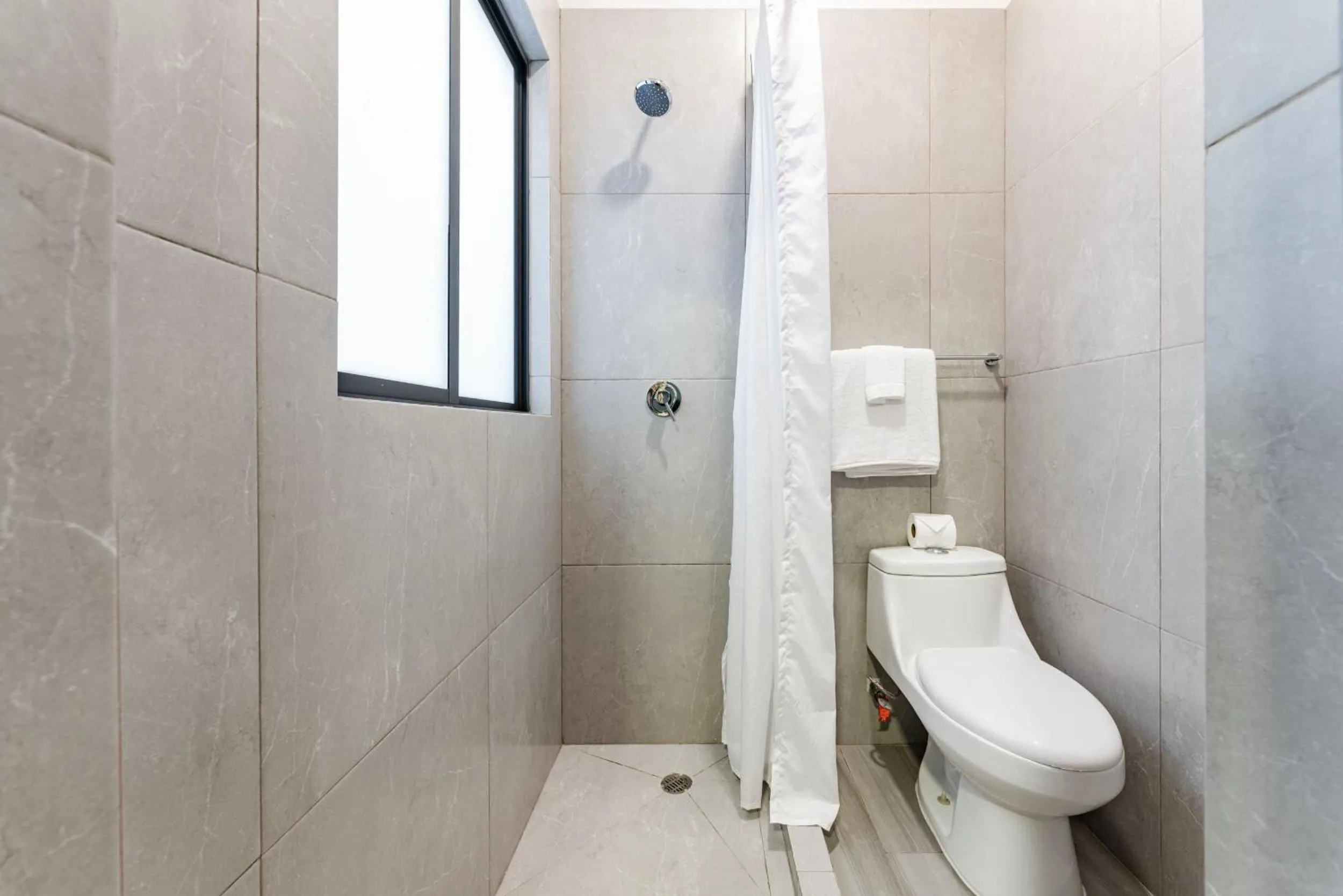 Bathroom in Mariano Escobedo Apartments by VH