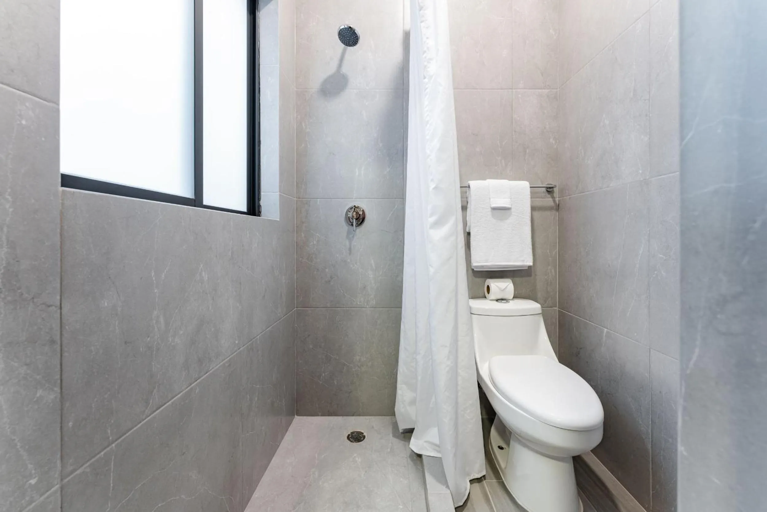Bathroom in Mariano Escobedo Apartments by VH
