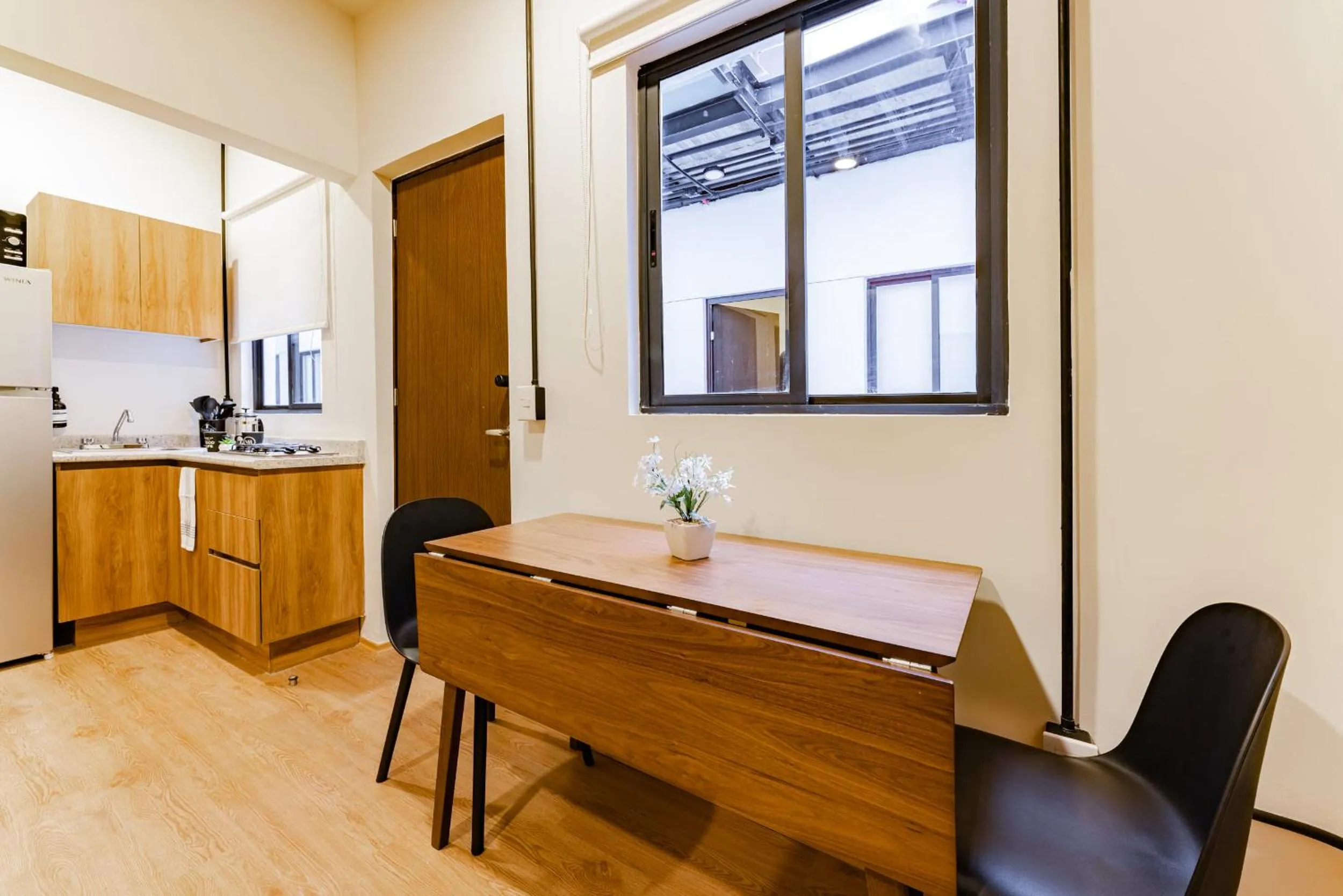 Dining area in Mariano Escobedo Apartments by VH