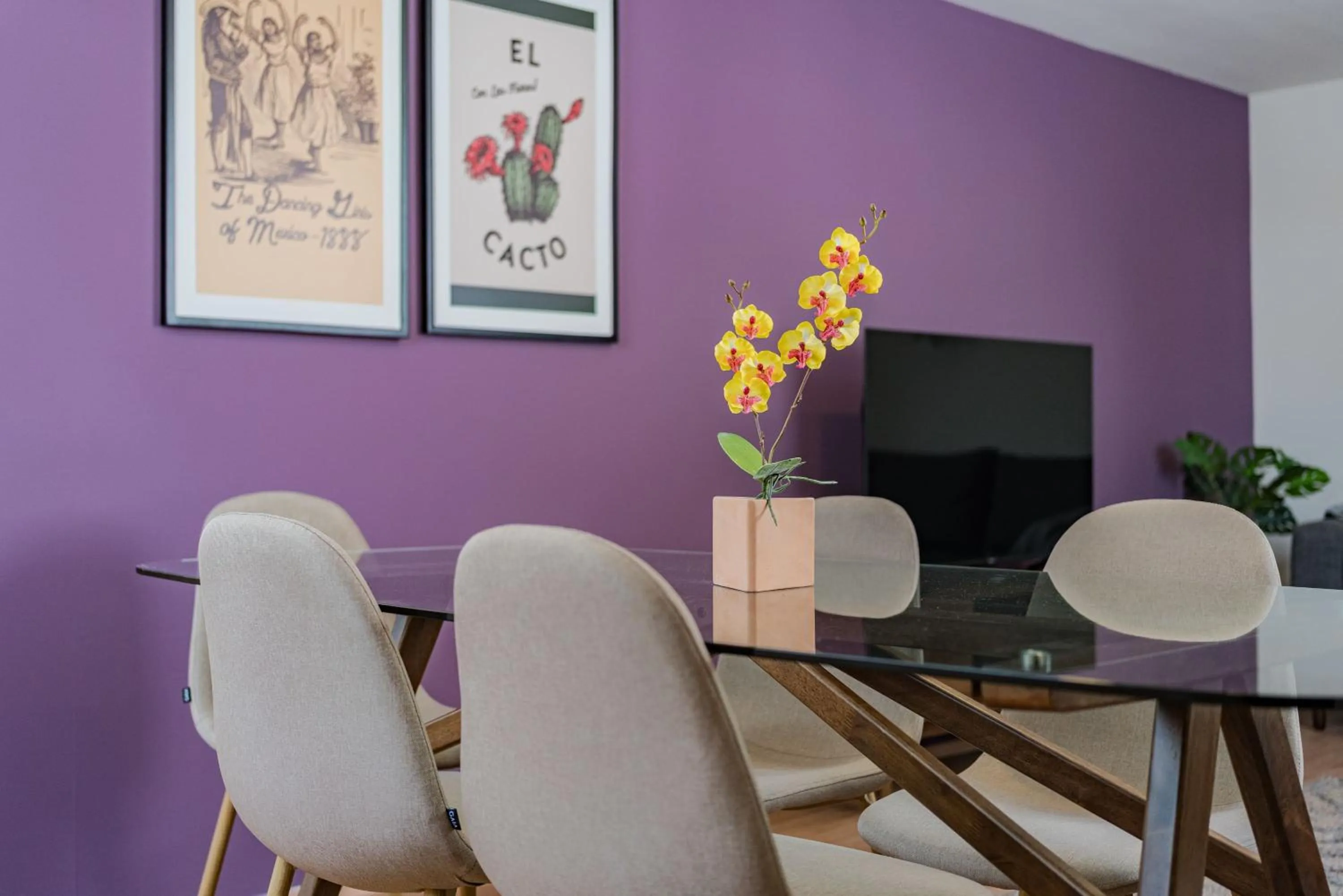 Dining area in Mariano Escobedo Apartments by VH