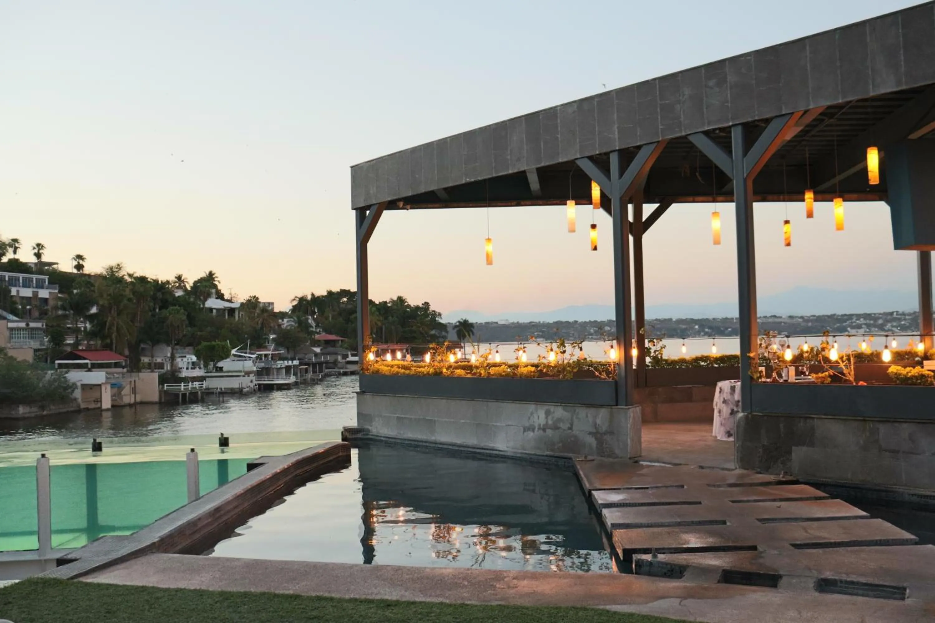 Swimming pool in Vlú Hotel Tequesquitengo