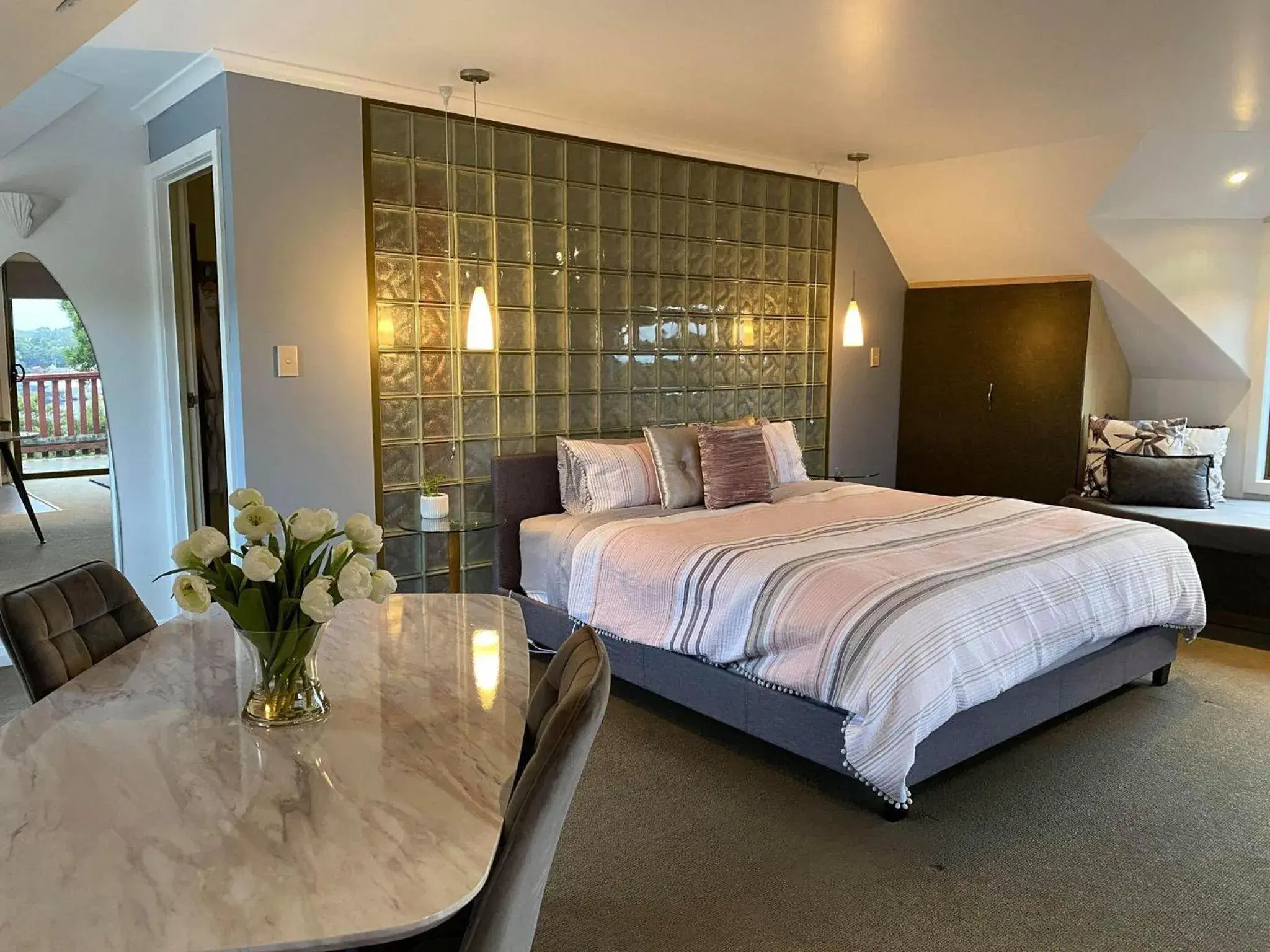 King Suite with Spa Bath in Gordon Gateway King Suite with Spa Bath in Gordon Gateway